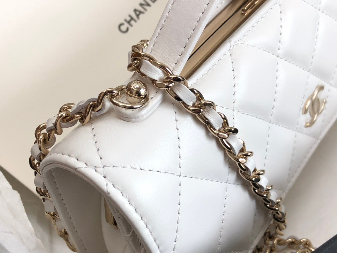 z3634644051882_f74ad02c356cb144c6001d598c30da95 Túi đựng điện thoại Chanel da bê bóng nắp gập, có dây đeo màu trắng