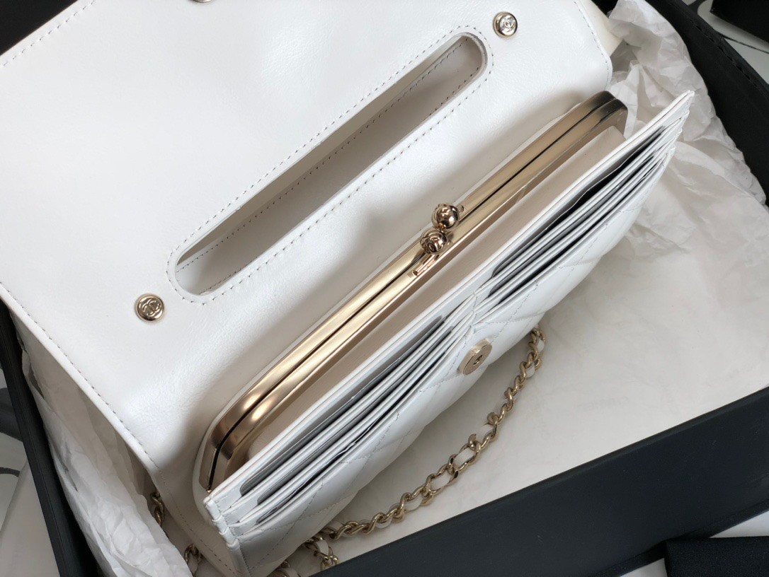 Kinh nghiệm sử dụng cùng túi đựng điện thoại Chanel da bê bóng nắp gập, có dây đeo màu trắng
