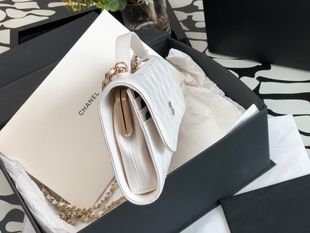 z3634644074244_d42d8616c6a0222343237e3ae77a0069 Túi đựng điện thoại Chanel da bê bóng nắp gập, có dây đeo màu trắng