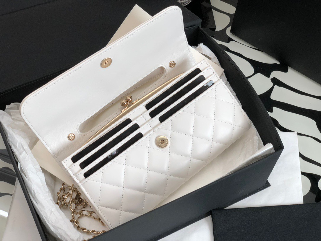 z3634644085557_ece9aa5cdfc611c57726f626896b5e41 Túi đựng điện thoại Chanel da bê bóng nắp gập, có dây đeo màu trắng