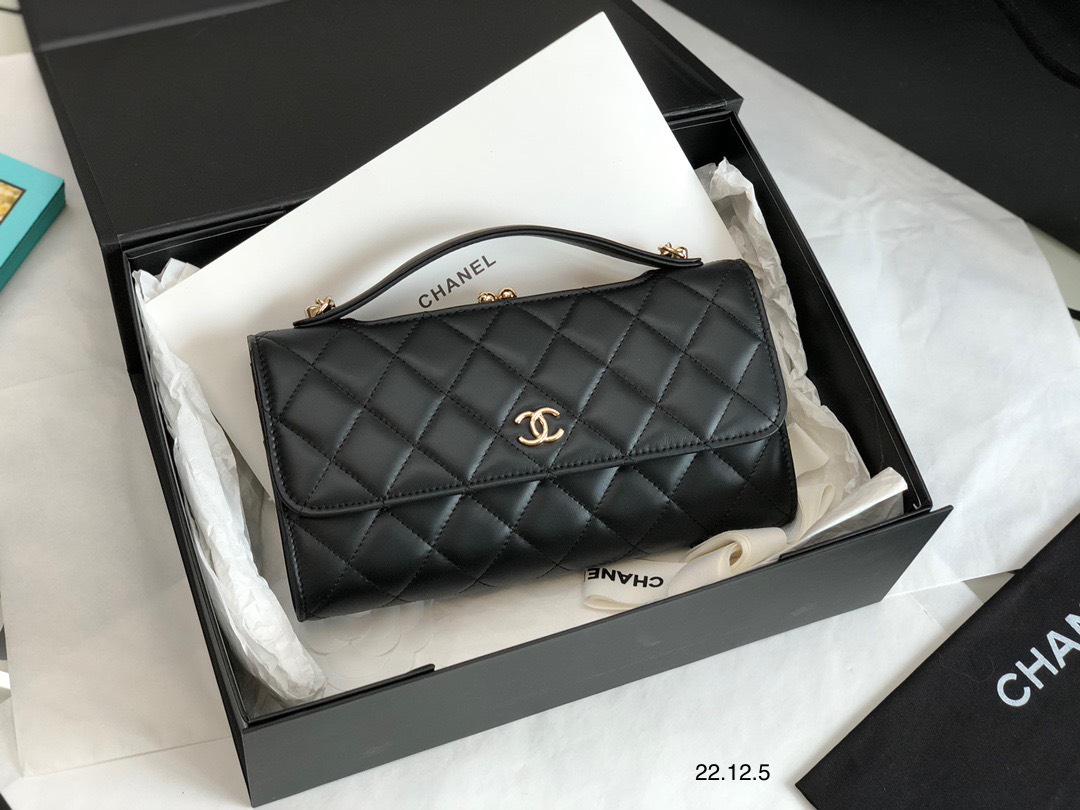 Túi đựng điện thoại Chanel da bê bóng nắp gập, có dây đeo màu đen Túi đựng điện thoại Chanel da bê bóng nắp gập, có dây đeo màu đen