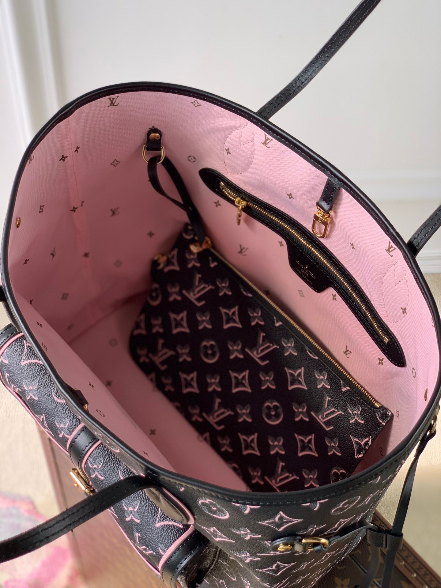 Địa chỉ mua túi xách nữ Louis Vuitton Neverfull MM màu đen ở đâu chính hãng?