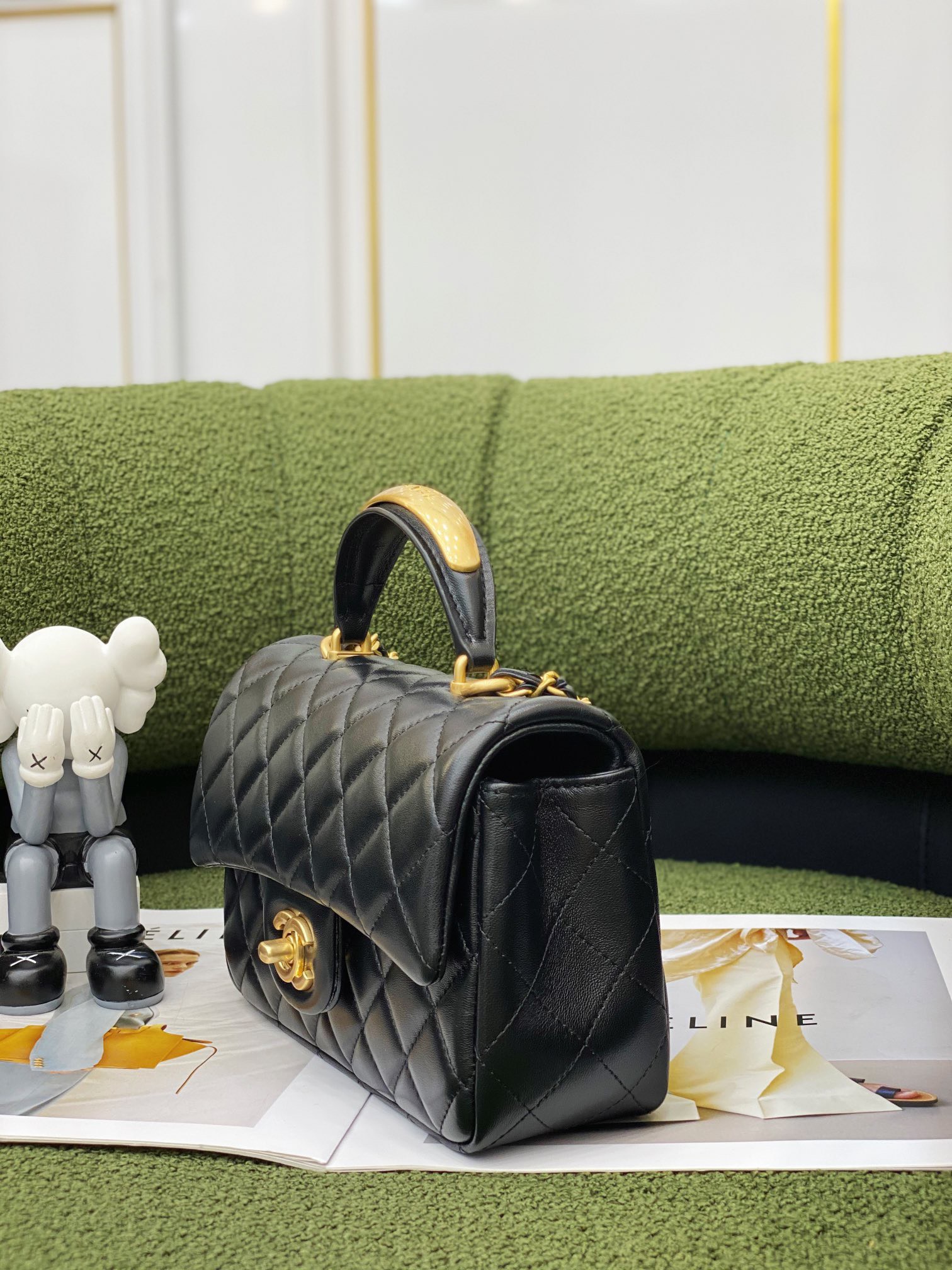Phong cách sử dụng túi xách nữ Chanel Mini Flap Bag Top Handle Lambskin màu đen