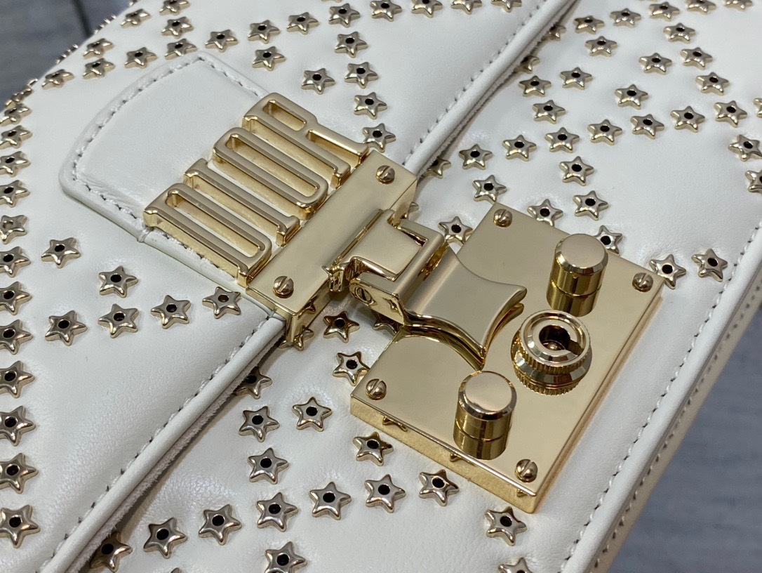 z3736082299454_026e51ea6038f8f750bcc40f2e6c4c8a Túi xách nữ Dior Dioraddict Flap Bag Studded Màu Trắng