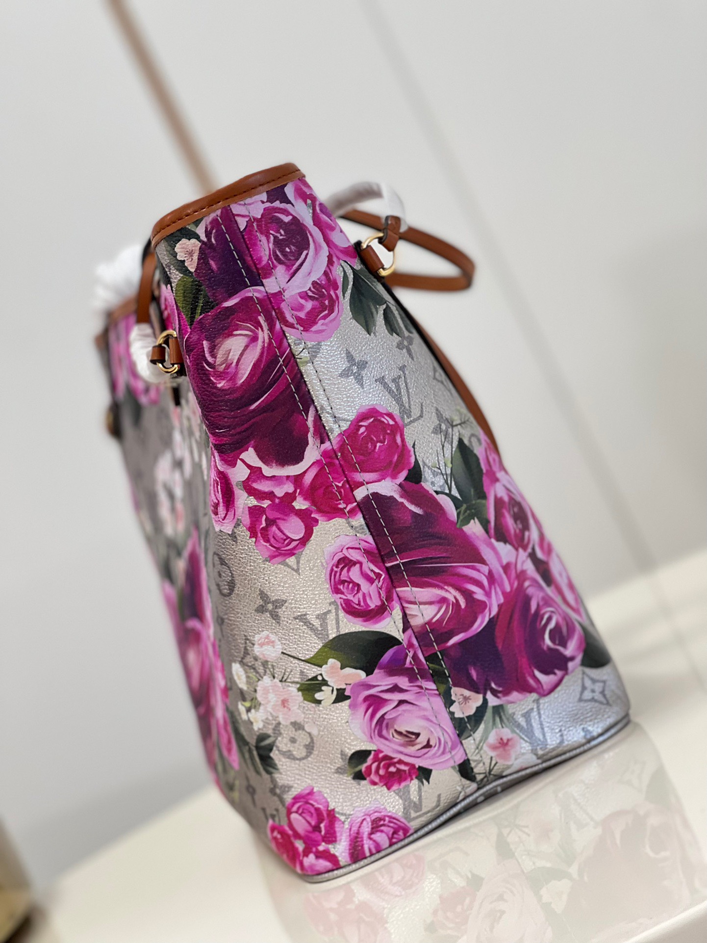 z3759687654387_246530c932213fcf61039564c7fdf8f8 Túi xách nữ Louis Vuitton OnTheGo MM Màu Bạc Hồng