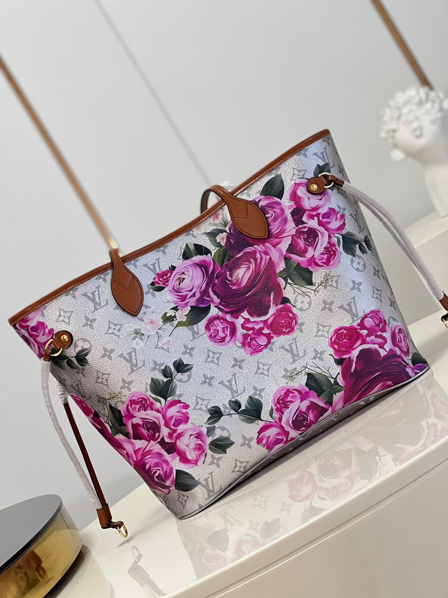 z3759687662028_ff409fb01e0cca33c44ebc4c06fc376a Túi xách nữ Louis Vuitton OnTheGo MM Màu Bạc Hồng