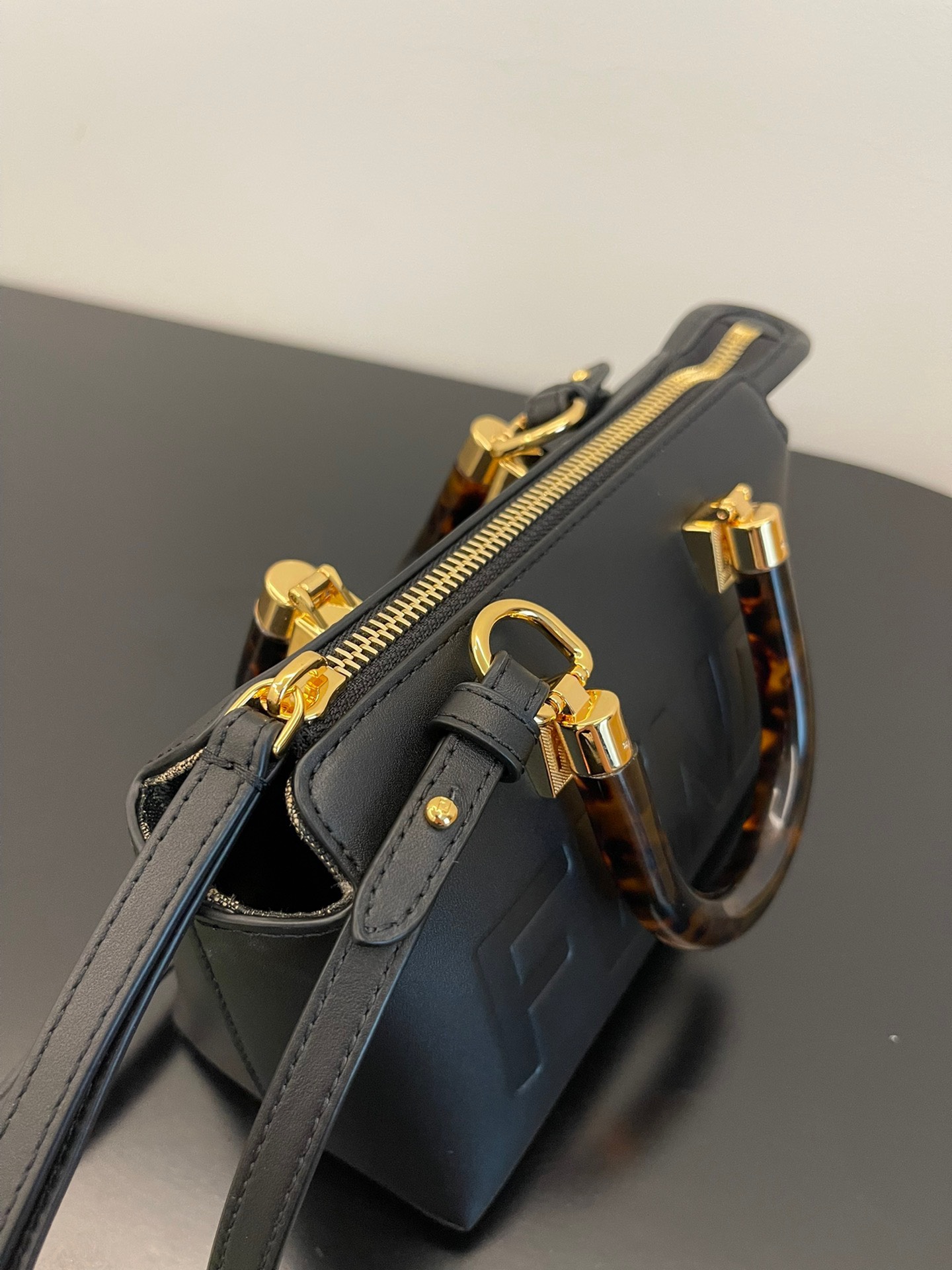z3769072215751_f1e54868b195d3b5220374b335346767 Túi xách Fendi hàng hiệu –TXSC1802