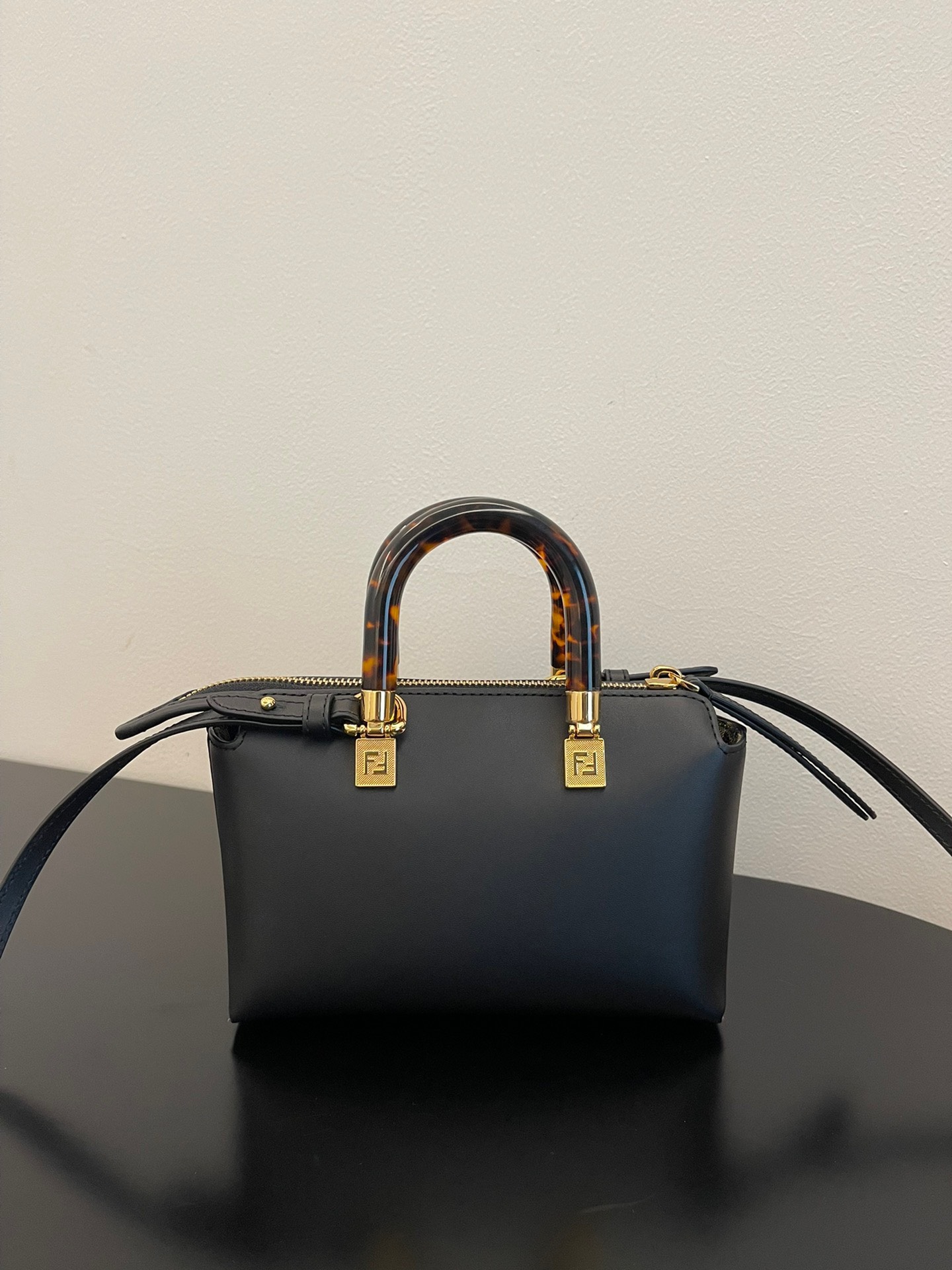 z3769072238450_c37ee8ce8ae37488d06869b5072e11cb Túi xách Fendi hàng hiệu –TXSC1802