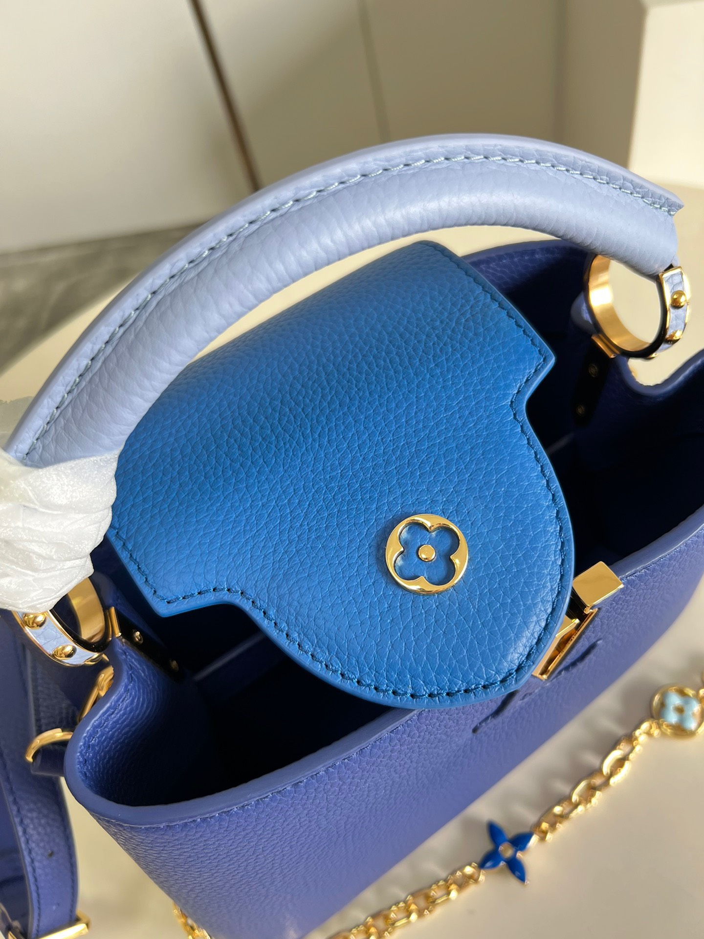z3808935614442_e9ed6d5bc705ecfe2acc41b865a3eecb Túi Xách Louis Vuitton Capucines MM Màu Xanh Đậm Siêu Cấp