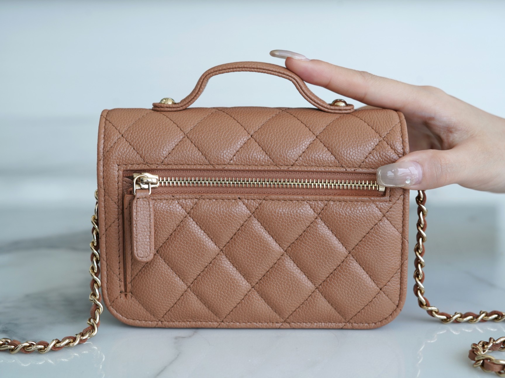 Lưu ý khi sử dụng túi xách Chanel Caviar Quilted Medium Business Affinity Flap White màu nâu