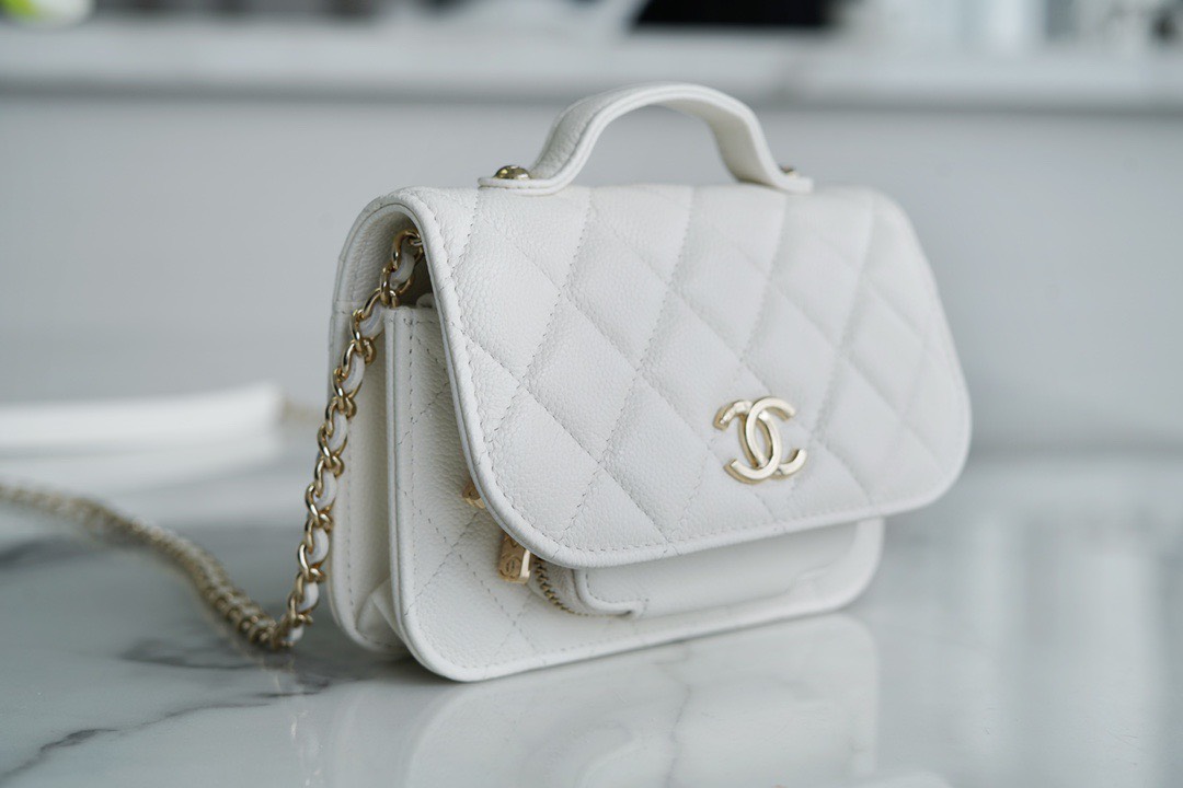 Hướng dẫn bảo quản cùng túi xách Chanel Caviar Quilted Medium Business Affinity Flap White màu trắng