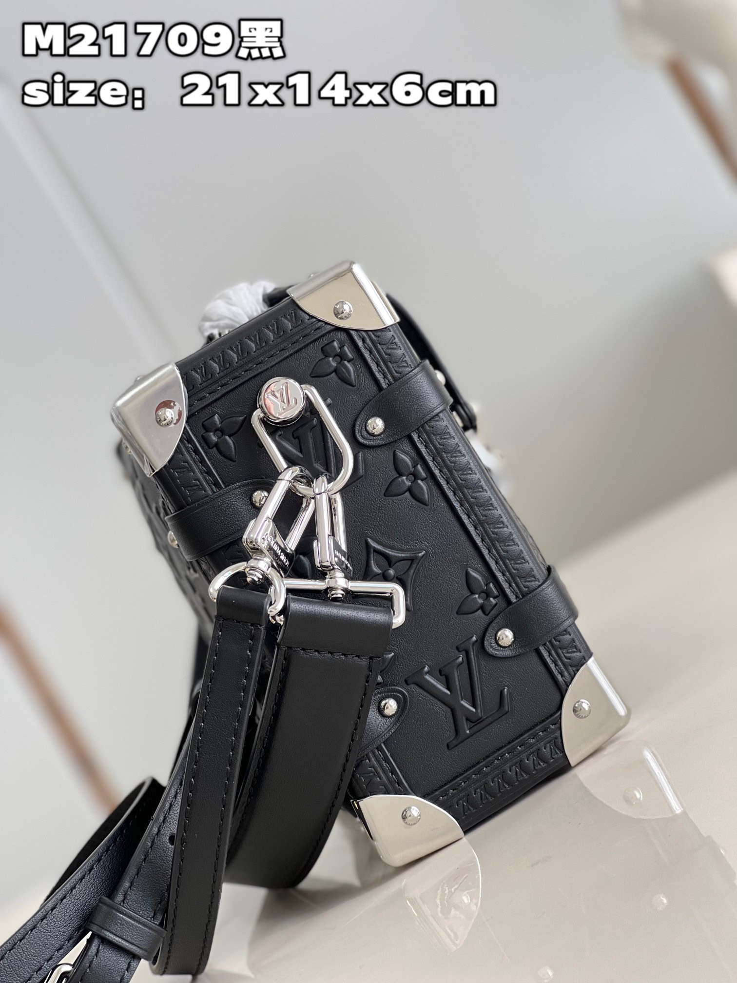 Lưu ý khi sử dụng túi xách Louis Vuitton Side Trunk đen
