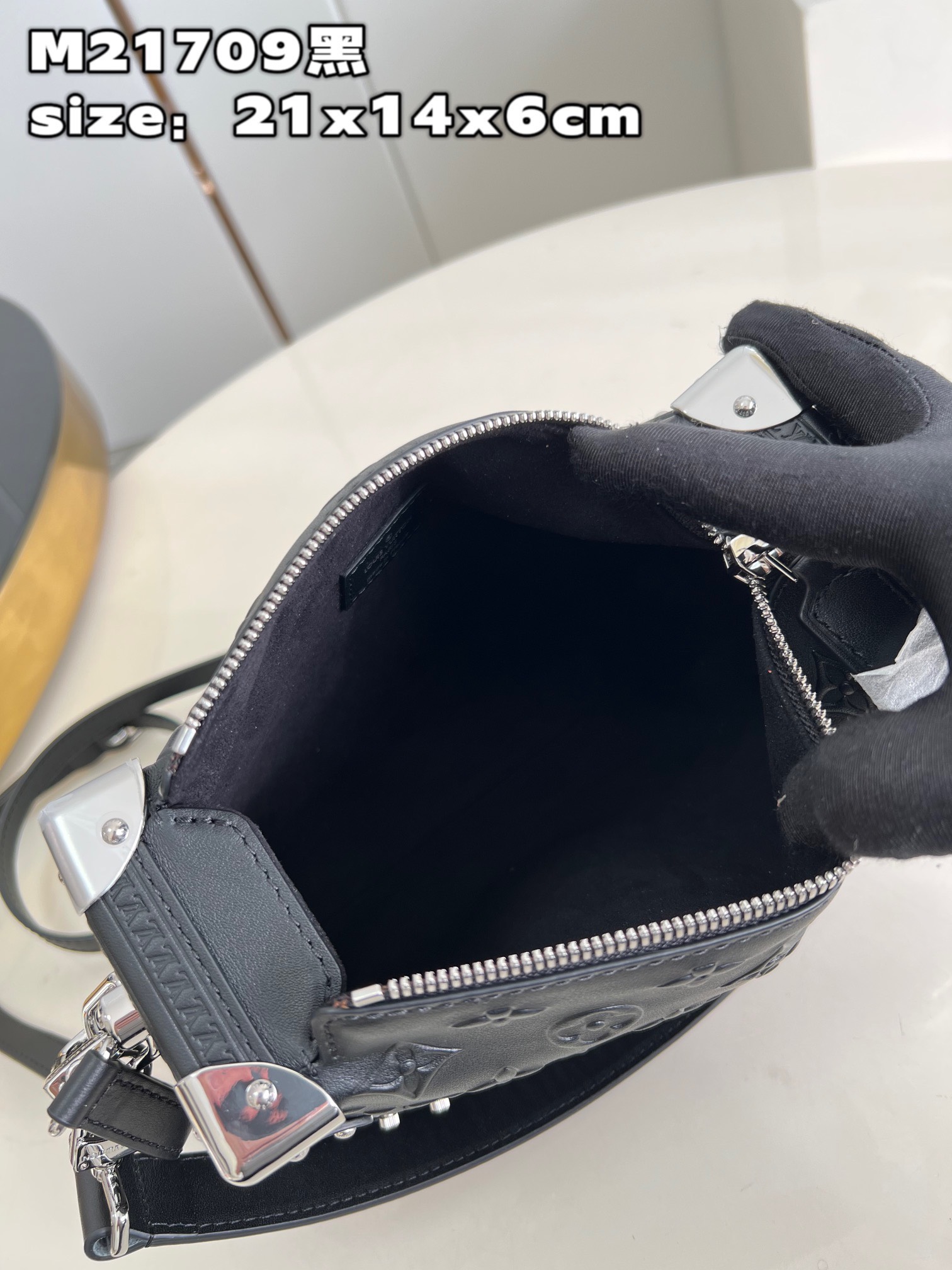 z3963808780863_70ac82c65c3b16dbbf2a57bbfc47b493 Túi Xách Louis Vuitton Side Trunk Đen Siêu Cấp