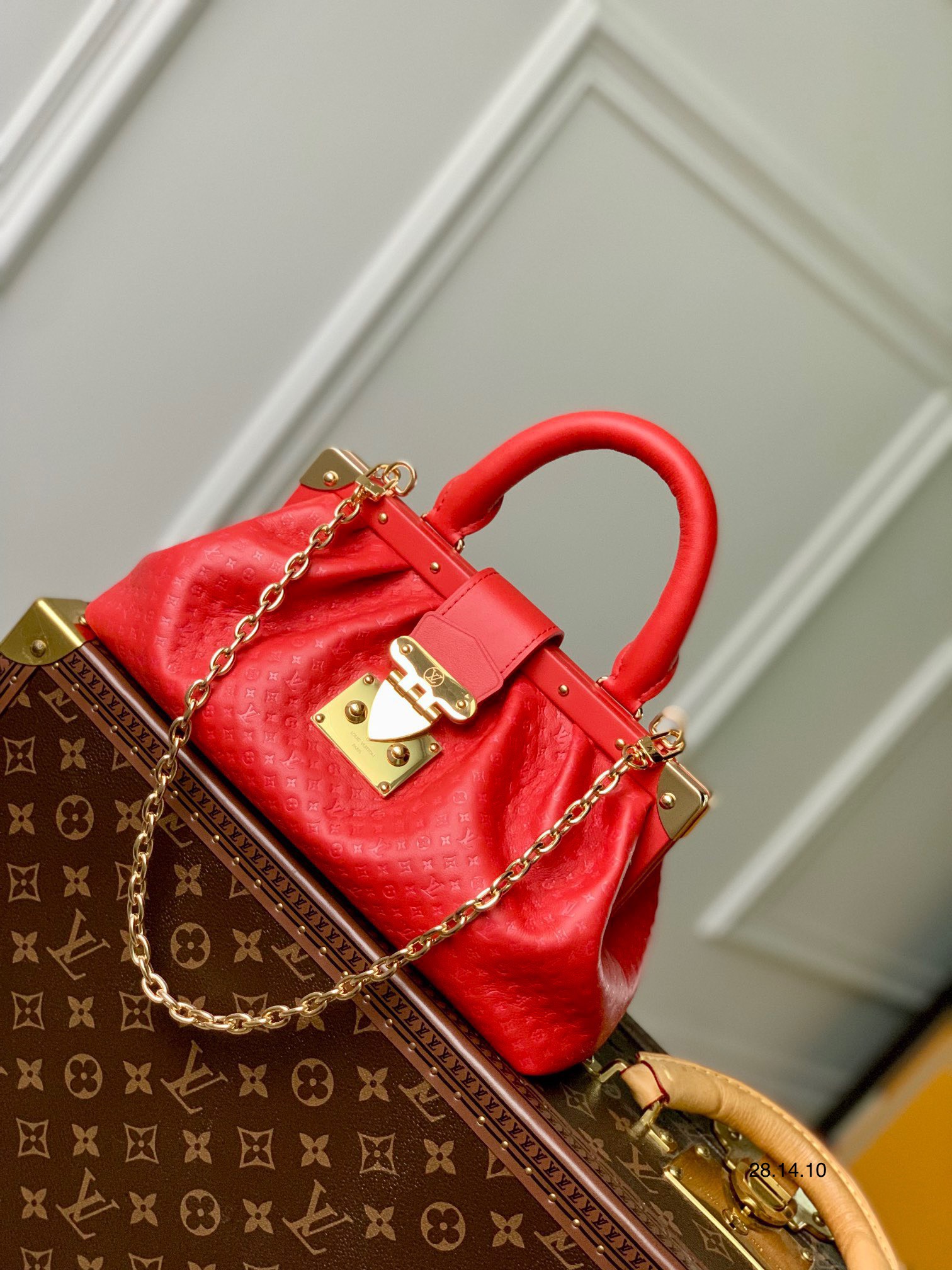 Túi xách cầm tay Louis Vuitton Nanogram da bê màu đỏ Túi xách cầm tay Louis Vuitton Nanogram da bê màu đỏ