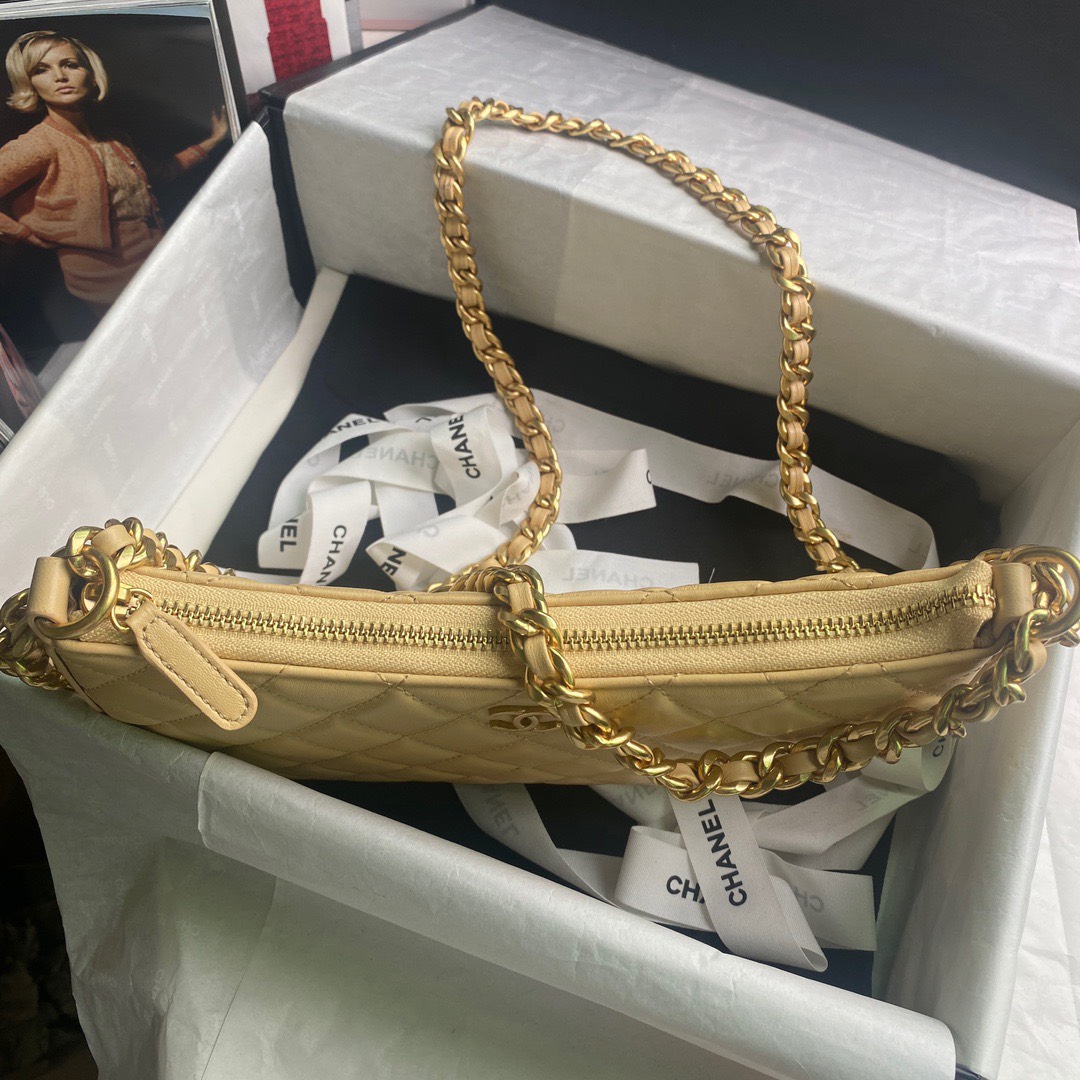 Kinh nghiệm bảo quản túi đeo vai nữ Chanel 23B Hobo Handbag màu be