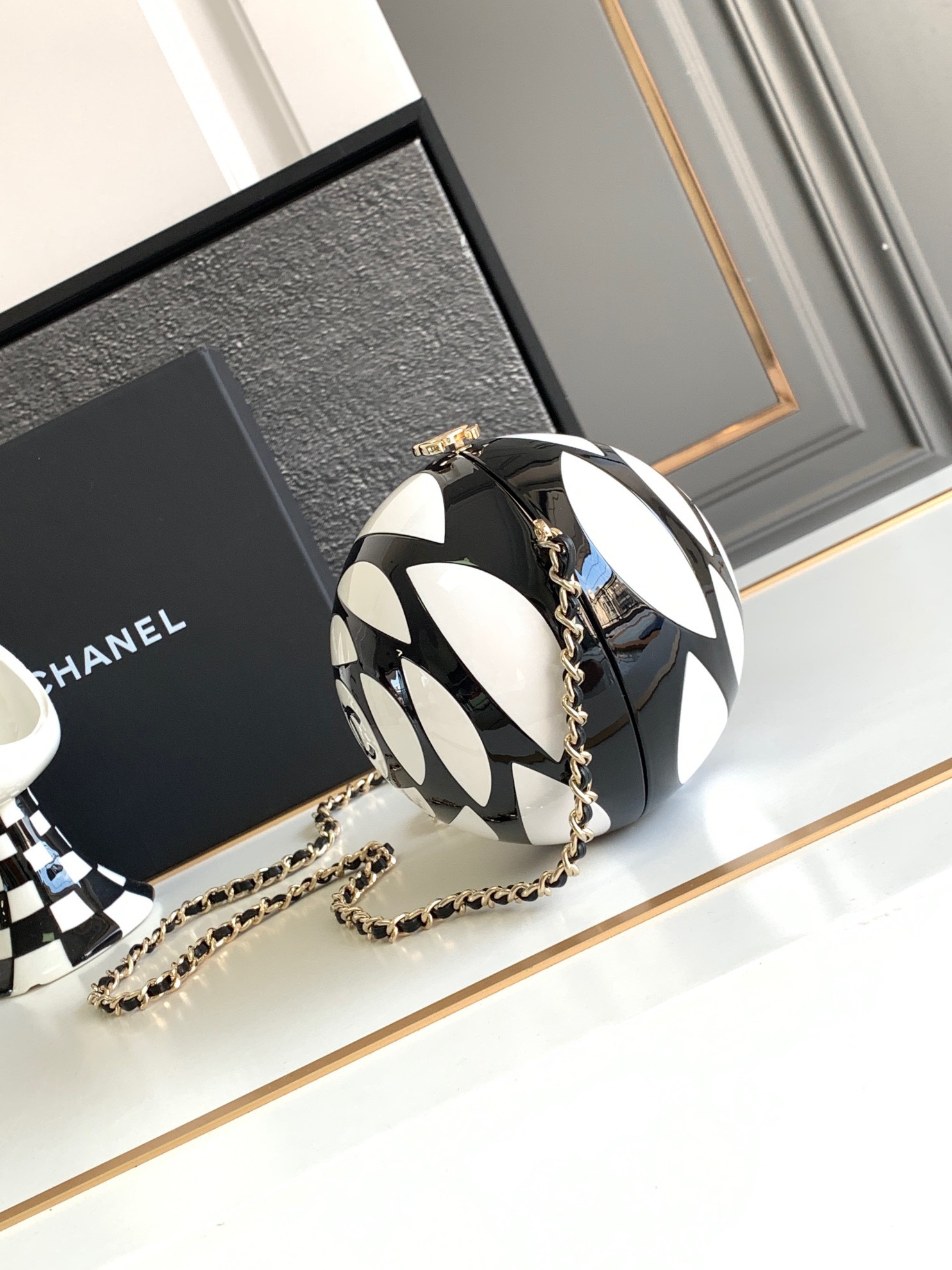 z4742664156982_5f6981d012856f7d25e43de544b08fde Túi xách Chanel Mini hình cầu trắng đen họa tiết hoa trà