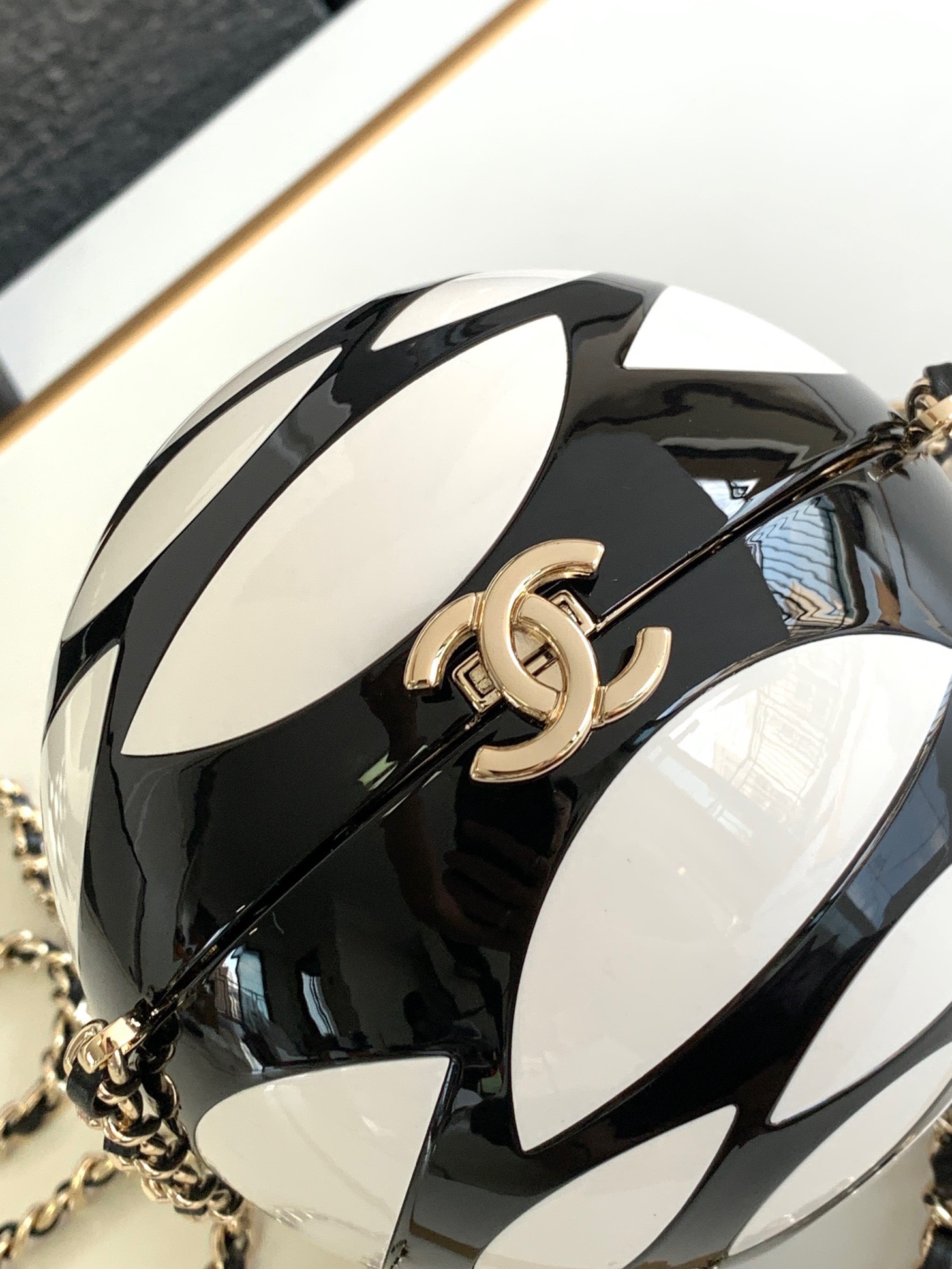 Hướng dẫn bảo quản túi xách Chanel Mini hình cầu trắng đen họa tiết hoa trà