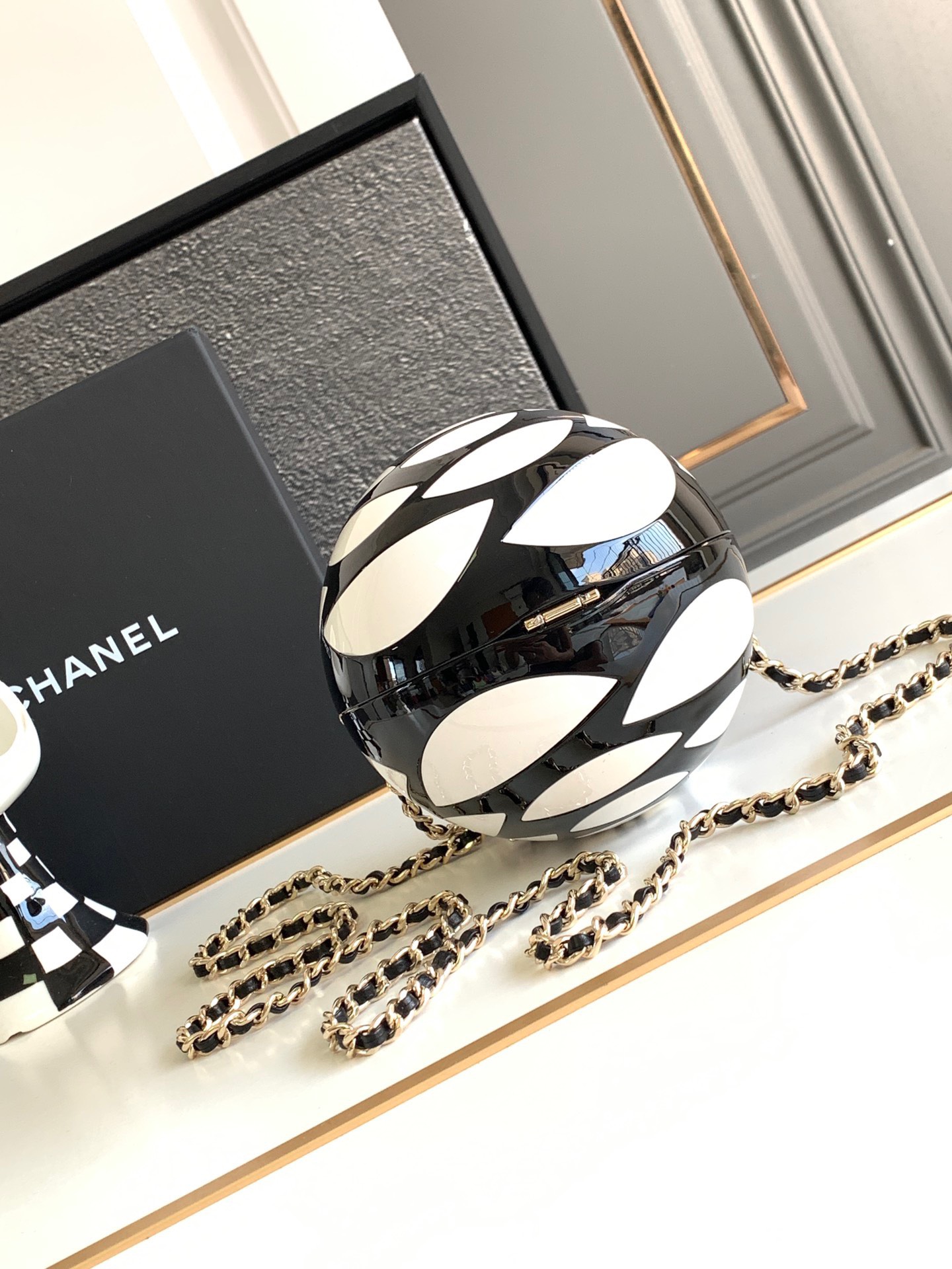 z4742664177461_31e63e214f68b2eaa04e53f130655d8b Túi xách Chanel Mini hình cầu trắng đen họa tiết hoa trà