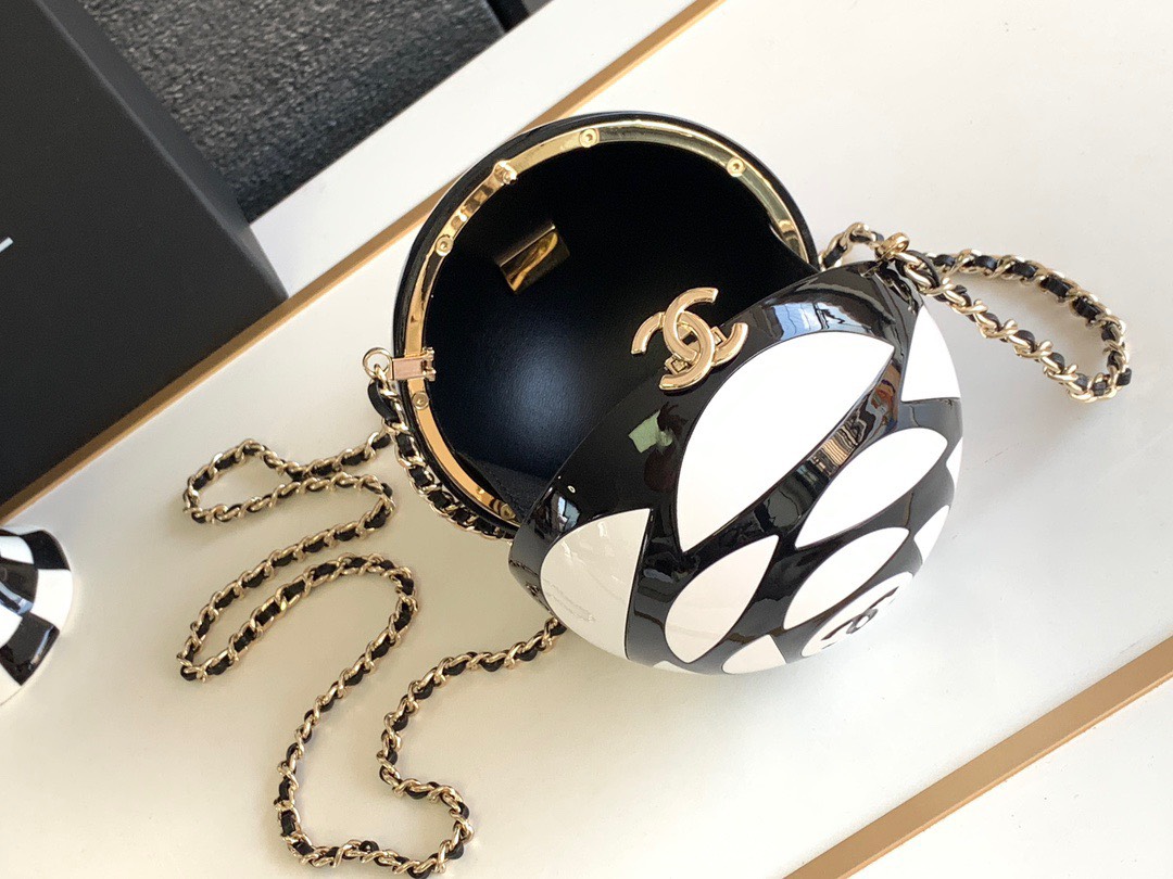 z4742664179157_df344a5a0ab847beedfdef2d634b580c Túi xách Chanel Mini hình cầu trắng đen họa tiết hoa trà