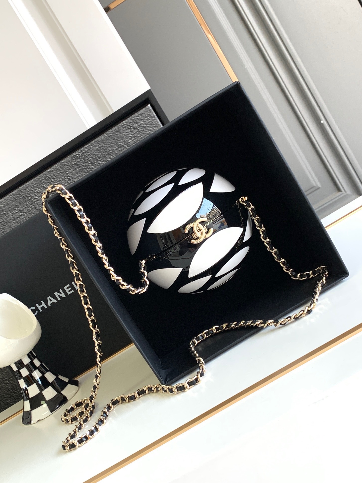 Túi Xách Siêu Cấp - Địa chỉ mua túi xách Chanel Mini hình cầu trắng đen họa tiết hoa trà