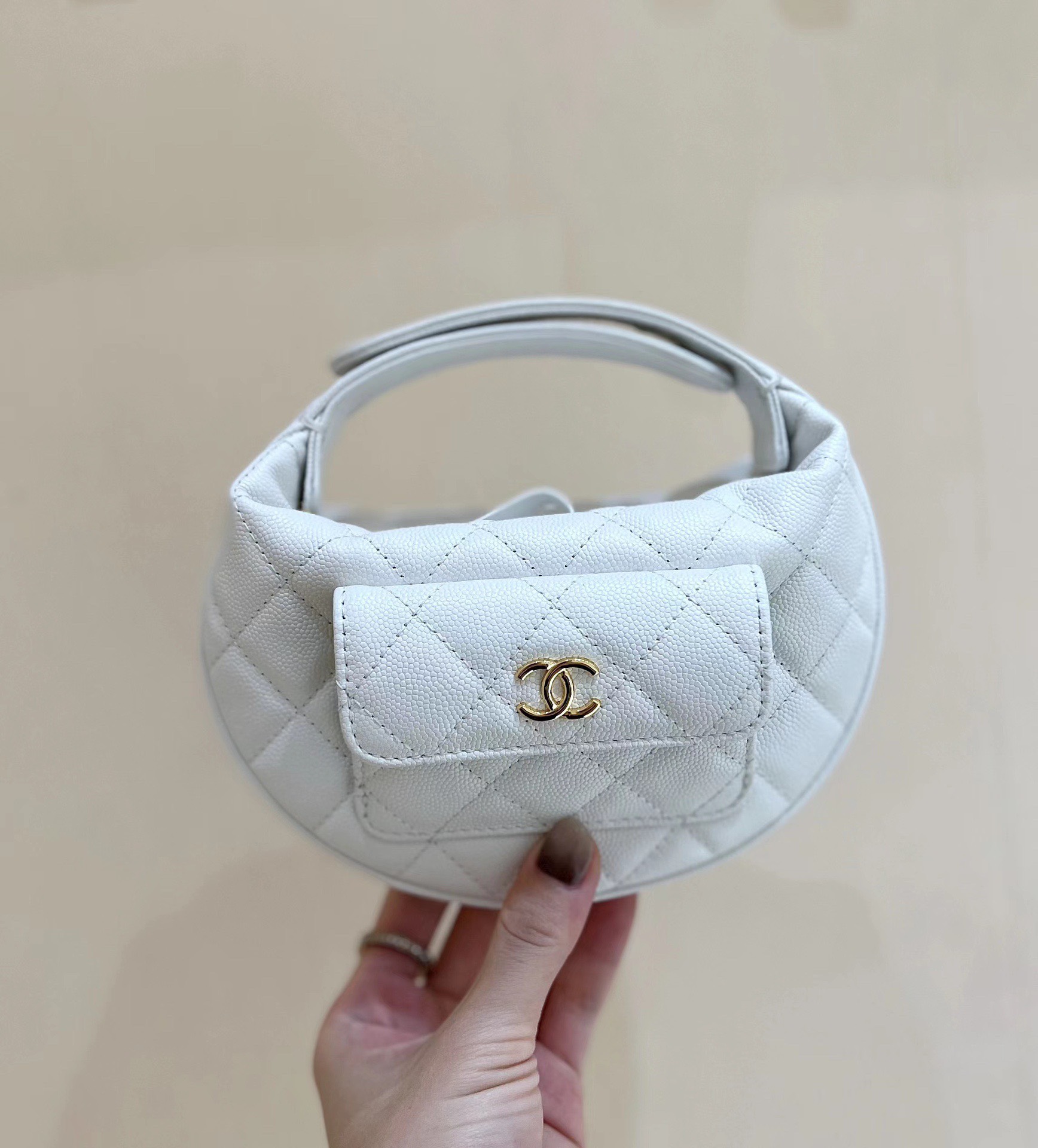 z4742664738898_94930e4f07e2185978af1e564903190e Túi Xách Tay Nữ Chanel Hobo Pouch Bag Black Caviar Gold Hardware Màu Trắng