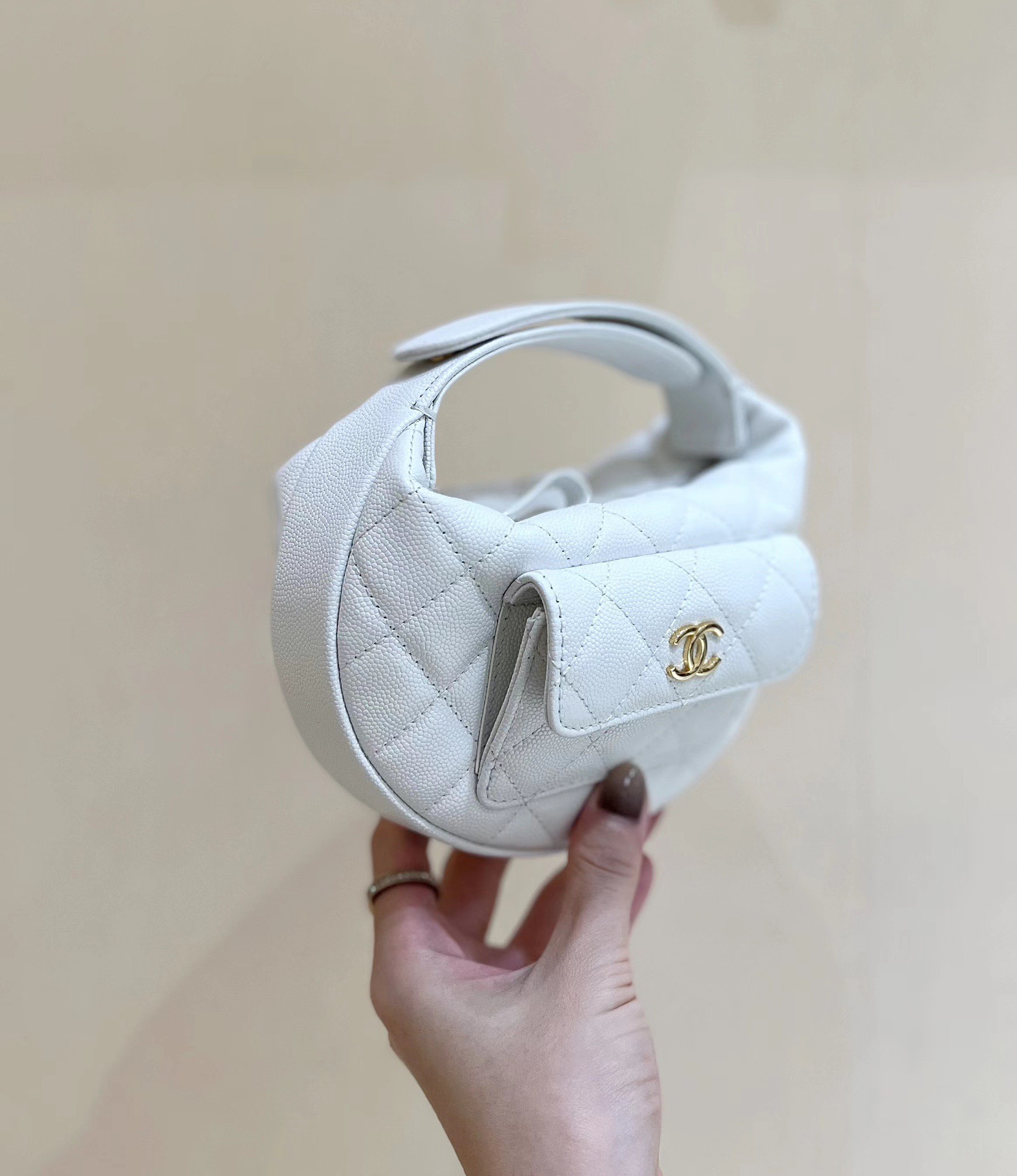 Kinh nghiệm khi sử dụng túi xách tay nữ Chanel Hobo Pouch Bag Black Caviar Gold Hardware