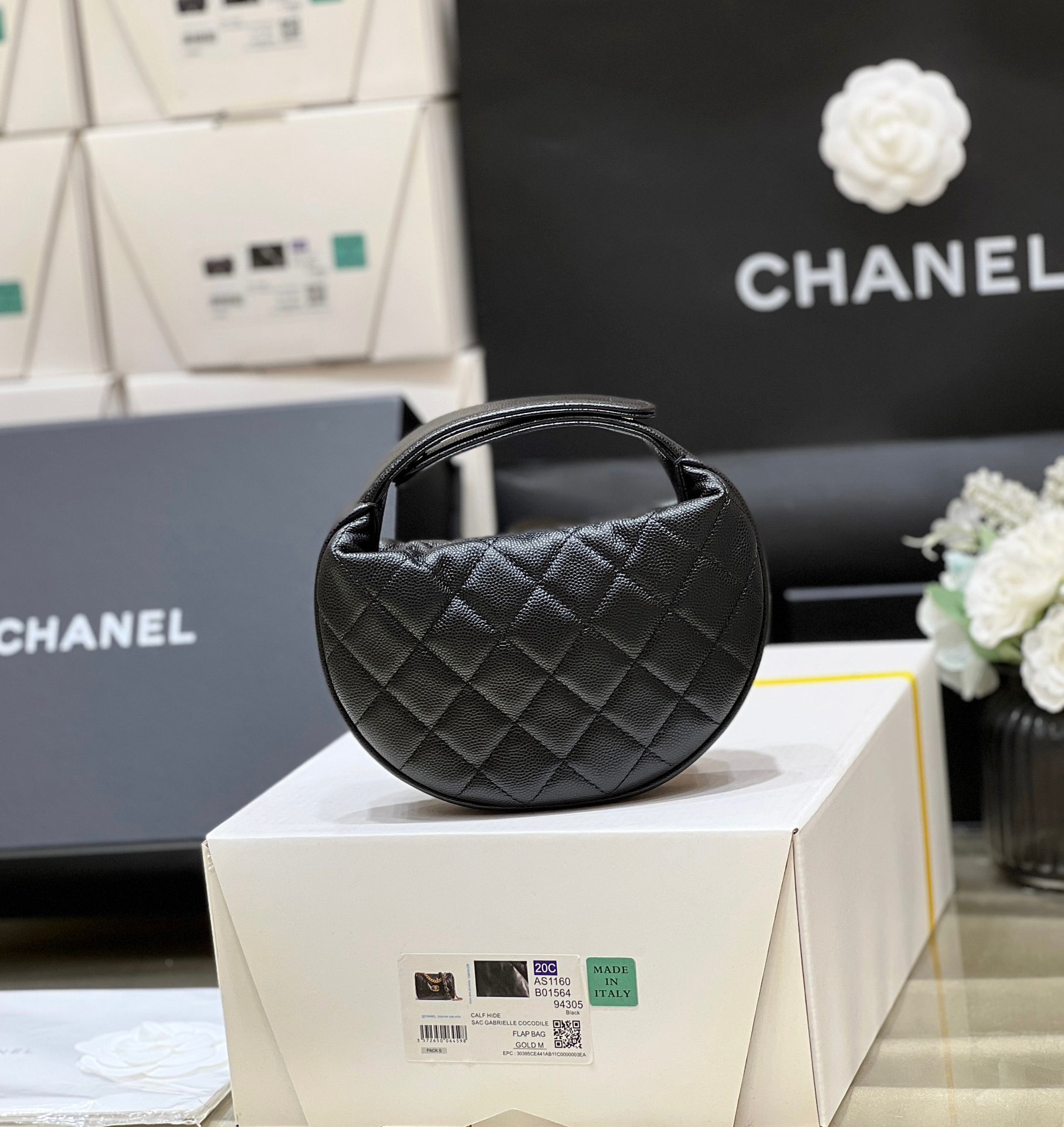 Lưu ý khi sử dụng và bảo quản túi xách tay nữ Chanel Hobo Pouch Bag Black Caviar Gold Hardware màu đen