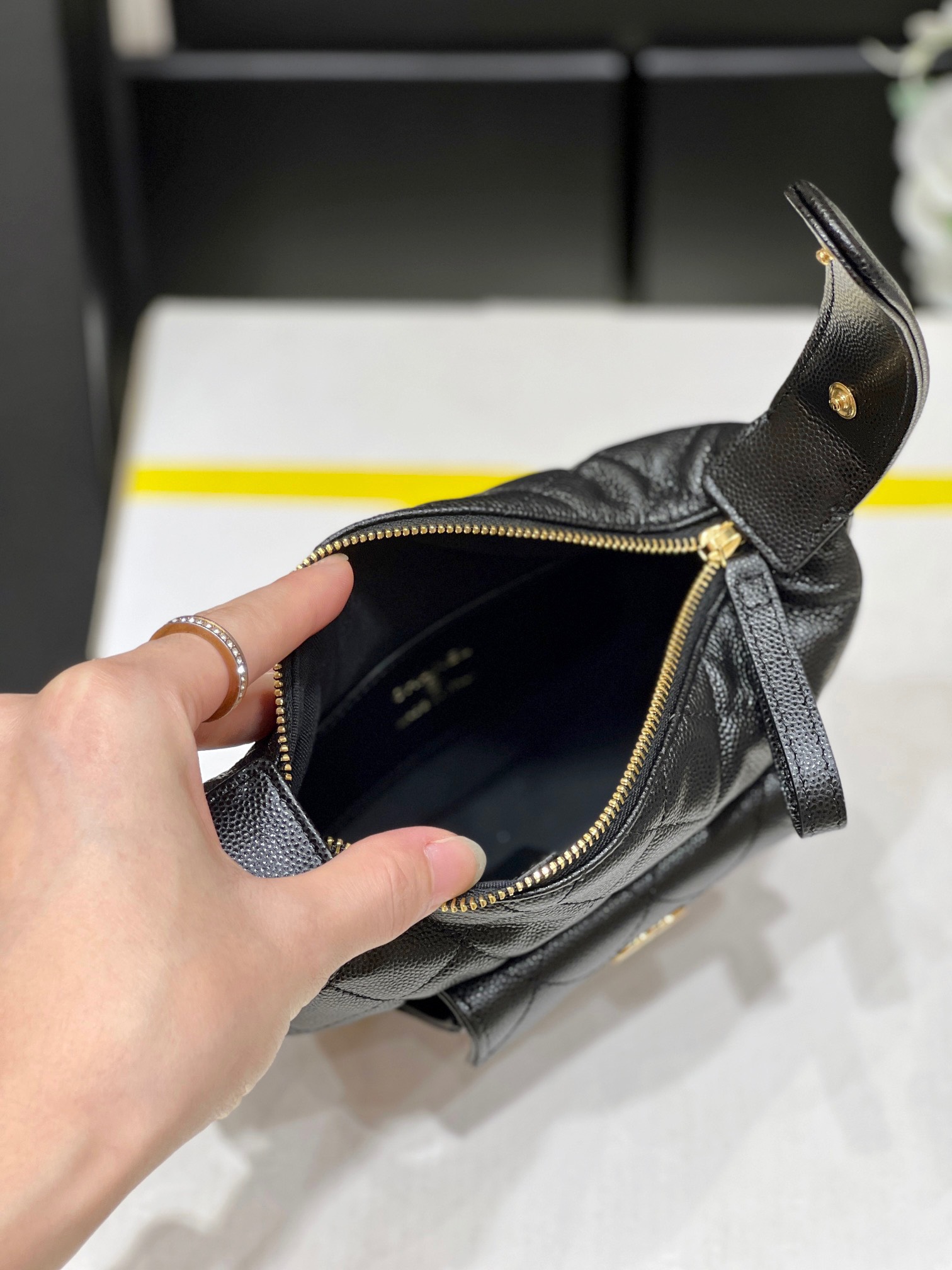 z4742665756114_bb174a7922df786bb284264e0e0e2b6e Túi Xách Tay Nữ Chanel Hobo Pouch Bag Black Caviar Gold Hardware Màu Đen