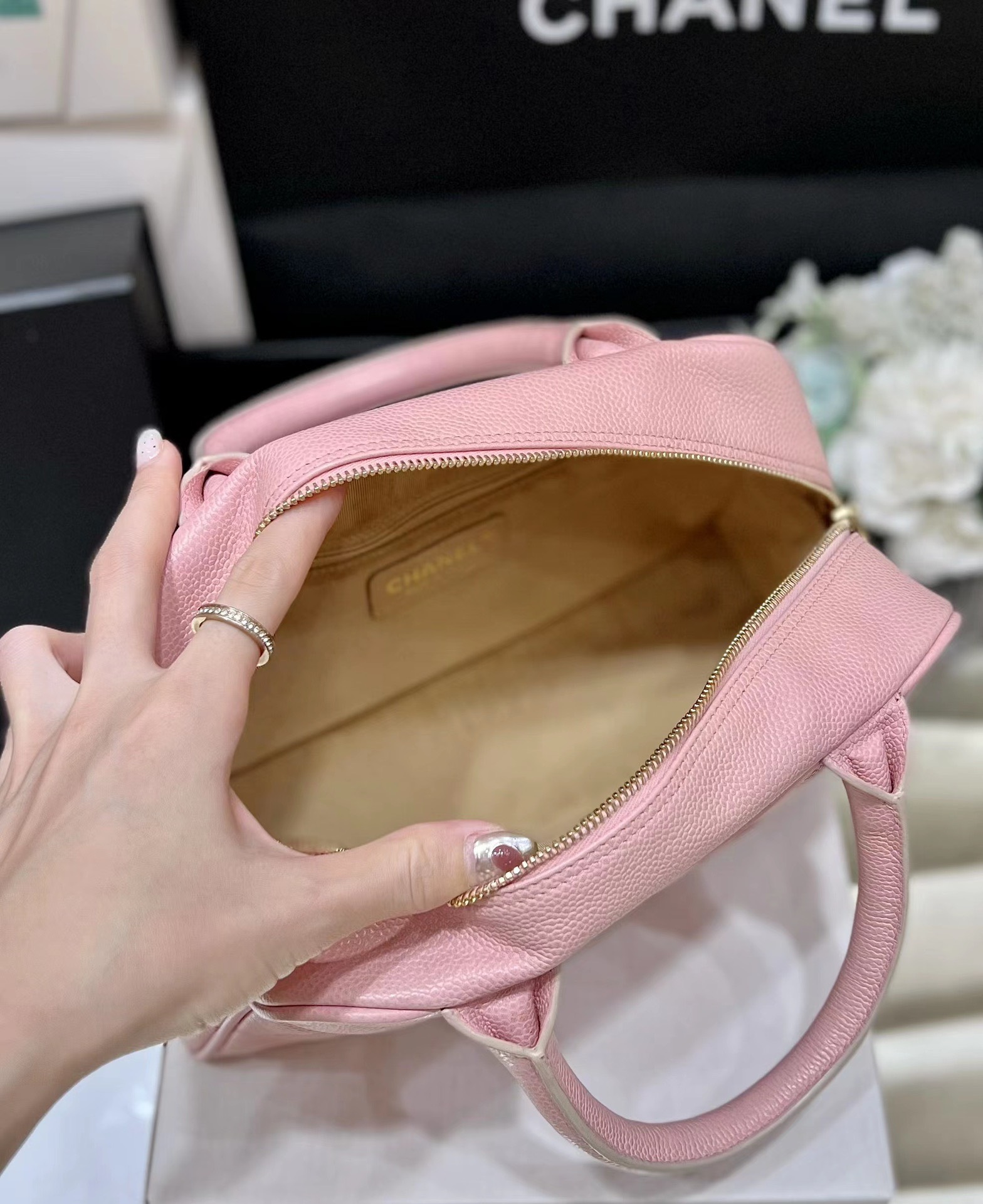 z4744994505561_aca06410a53a4bd0d784f064e4f0f39e Túi xách Chanel Vintage CC Quilted Caviar Bowling Màu Hồng