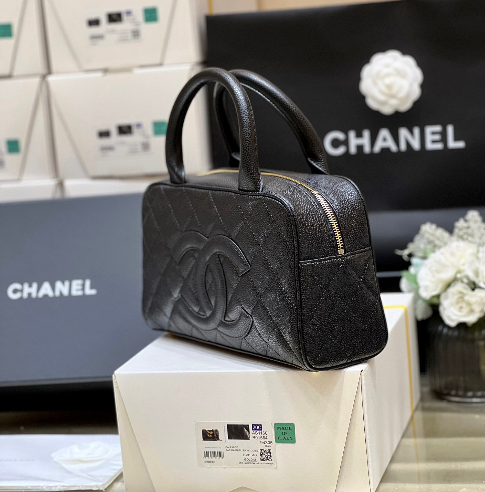 Lưu ý khi sử dụng và bảo quản túi xách Chanel CC Quilted Caviar Bowling màu đen