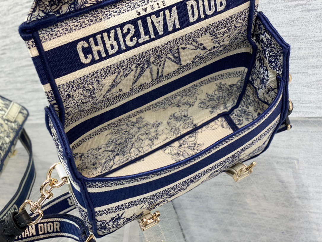 z4758605556774_02a26298cc9063a981e53bbe5a6eeb22 Túi Xách Dior OBLIQUE DIORCAMP Hoa Xanh hàng hiệu