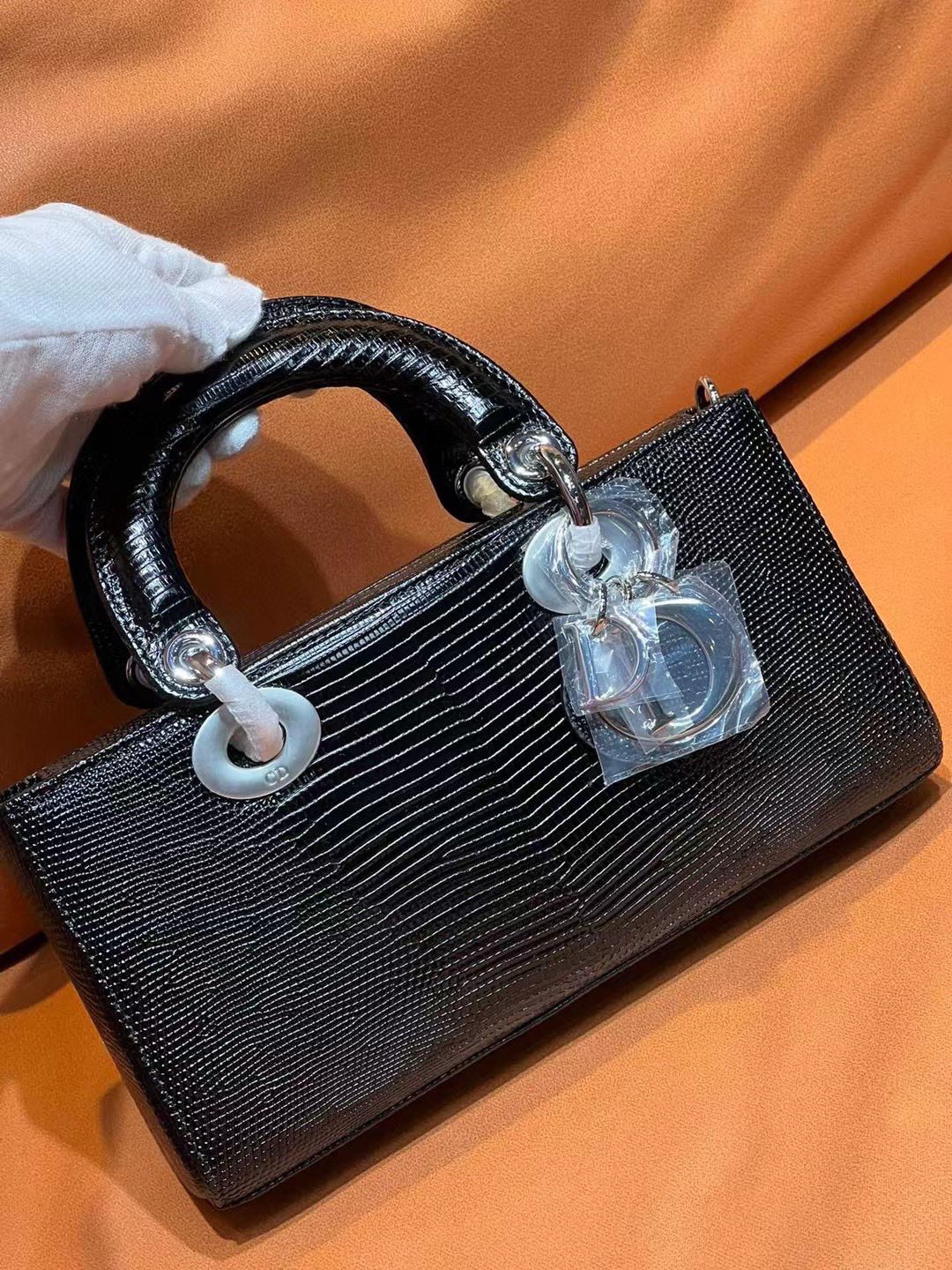 Kinh nghiệm sử dụng Dior Lady D-Joy Bag Power Beige màu đen