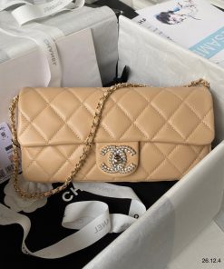 Ví cầm tay Chanel 23P CC da cừu chần ngọc trai màu be