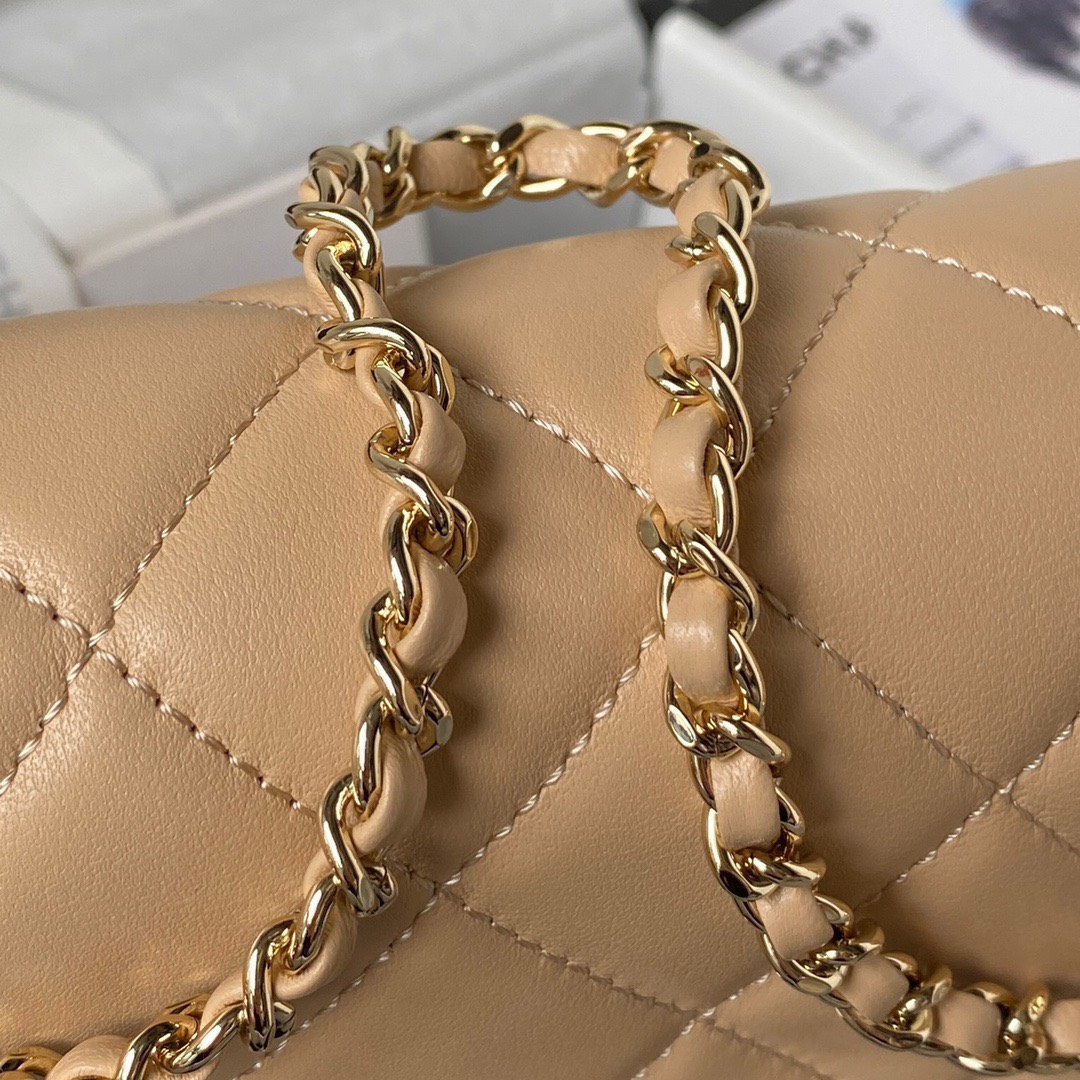 Lưu ý khi sử dụng ví cầm tay Chanel 23P CC da cừu chần ngọc trai màu be