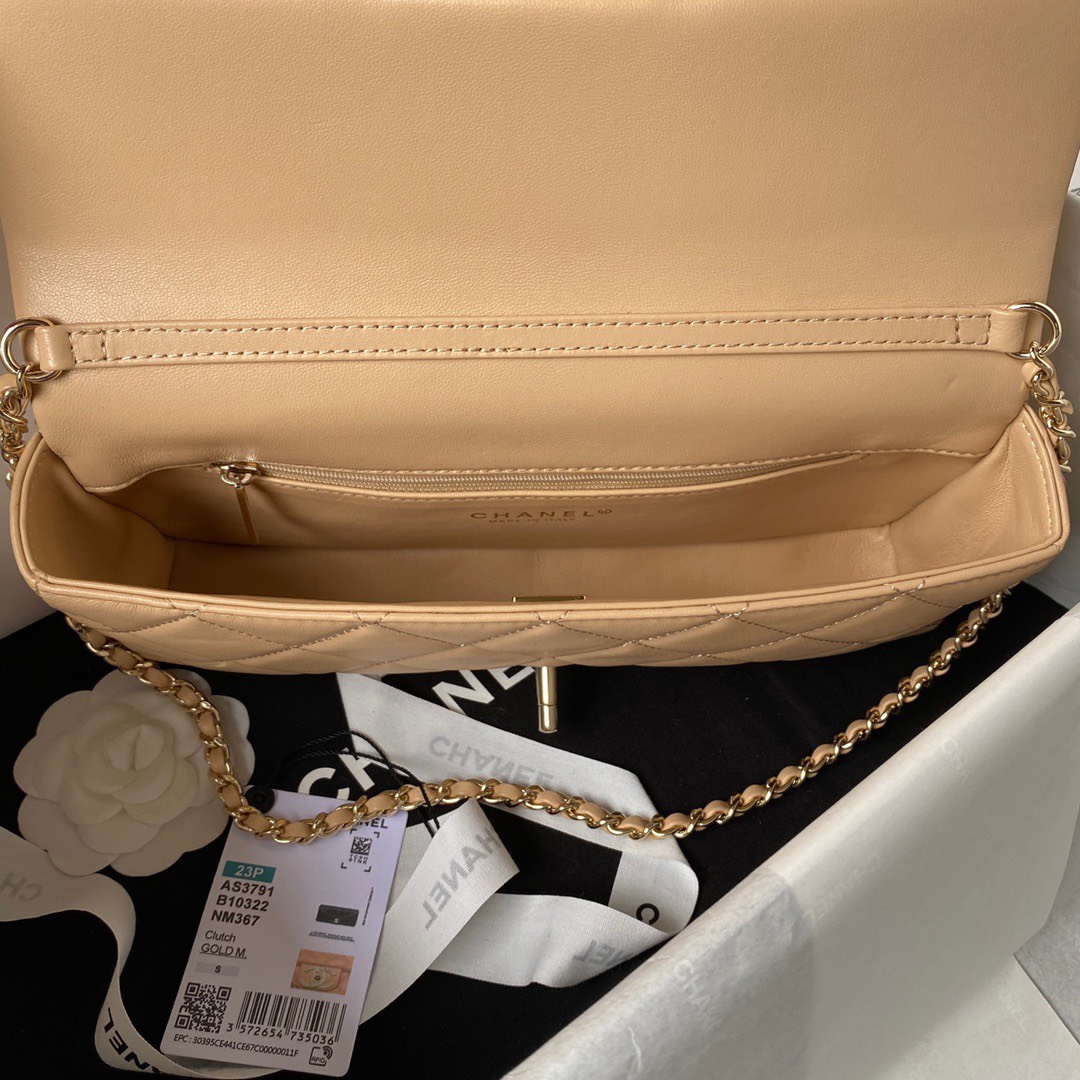 z4779808595610_c7d12d3445d42e5ffdeafddd637ce3e4 Ví cầm tay Chanel 23P CC da cừu chần ngọc trai màu be