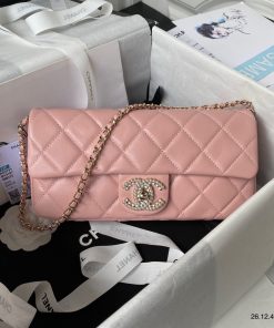 Ví cầm tay Chanel 23P CC da cừu chần ngọc trai màu hồng