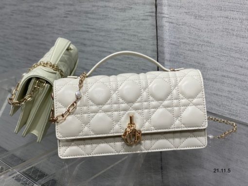 Hướng dẫn cách phối đồ với túi Dior màu trắng