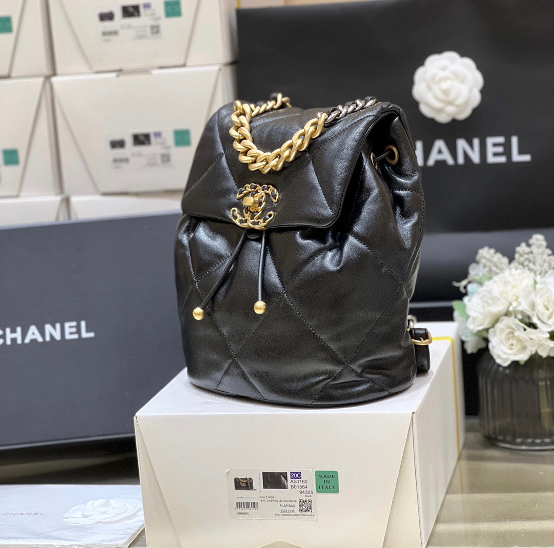 Lưu ý khi sử dụng và bảo quản Balo Chanel 19 Backpack Shiny Lambskin màu vàng đen