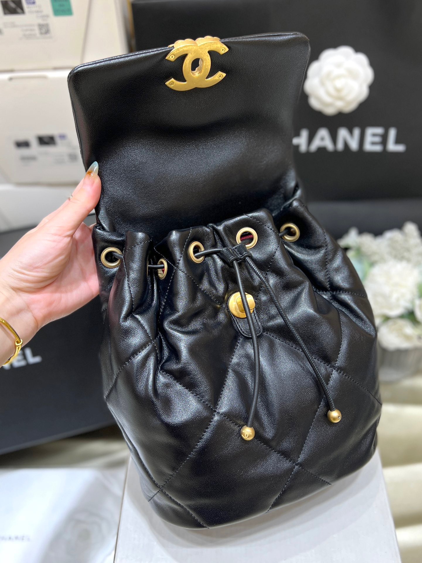 z4897780477647_4ef05eec805f77e653700d4231fd6f99 Balo Chanel 19 Backpack Shiny Lambskin Màu Vàng Đen