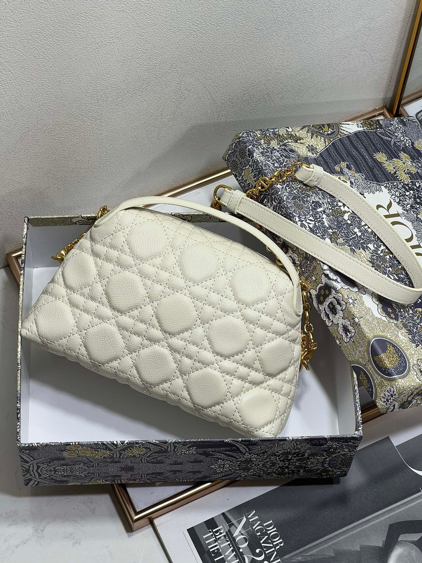 z4935832086751_34f6a9d8a04480c35fb932e7a7e4f974 Túi Xách Dior Caro Mini Shell D-COSY Màu Trắng hàng hiệu
