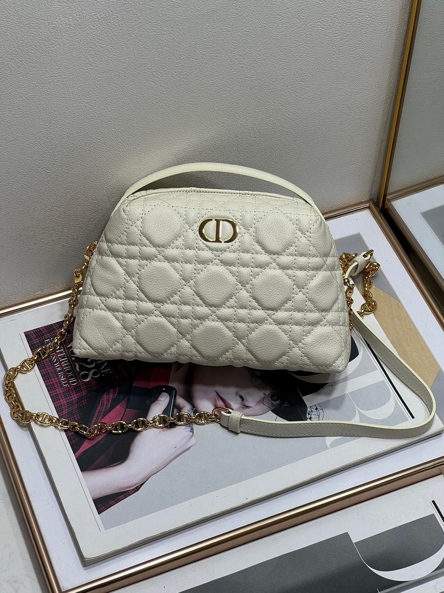 z4935832088308_5db2a018b159ef0f04bc007c6aaf8147 Túi Xách Dior Caro Mini Shell D-COSY Màu Trắng hàng hiệu