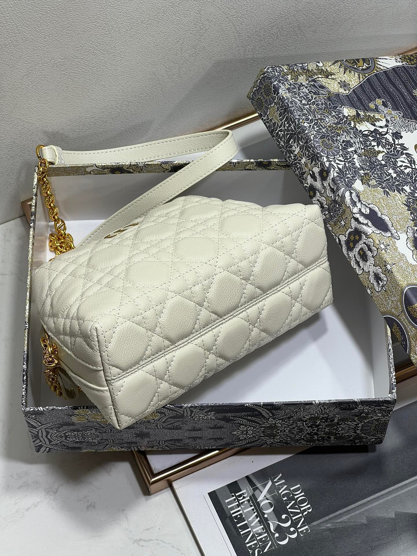 z4935832103101_d51d68702a42aa37045a244004cf64e5 Túi Xách Dior Caro Mini Shell D-COSY Màu Trắng hàng hiệu