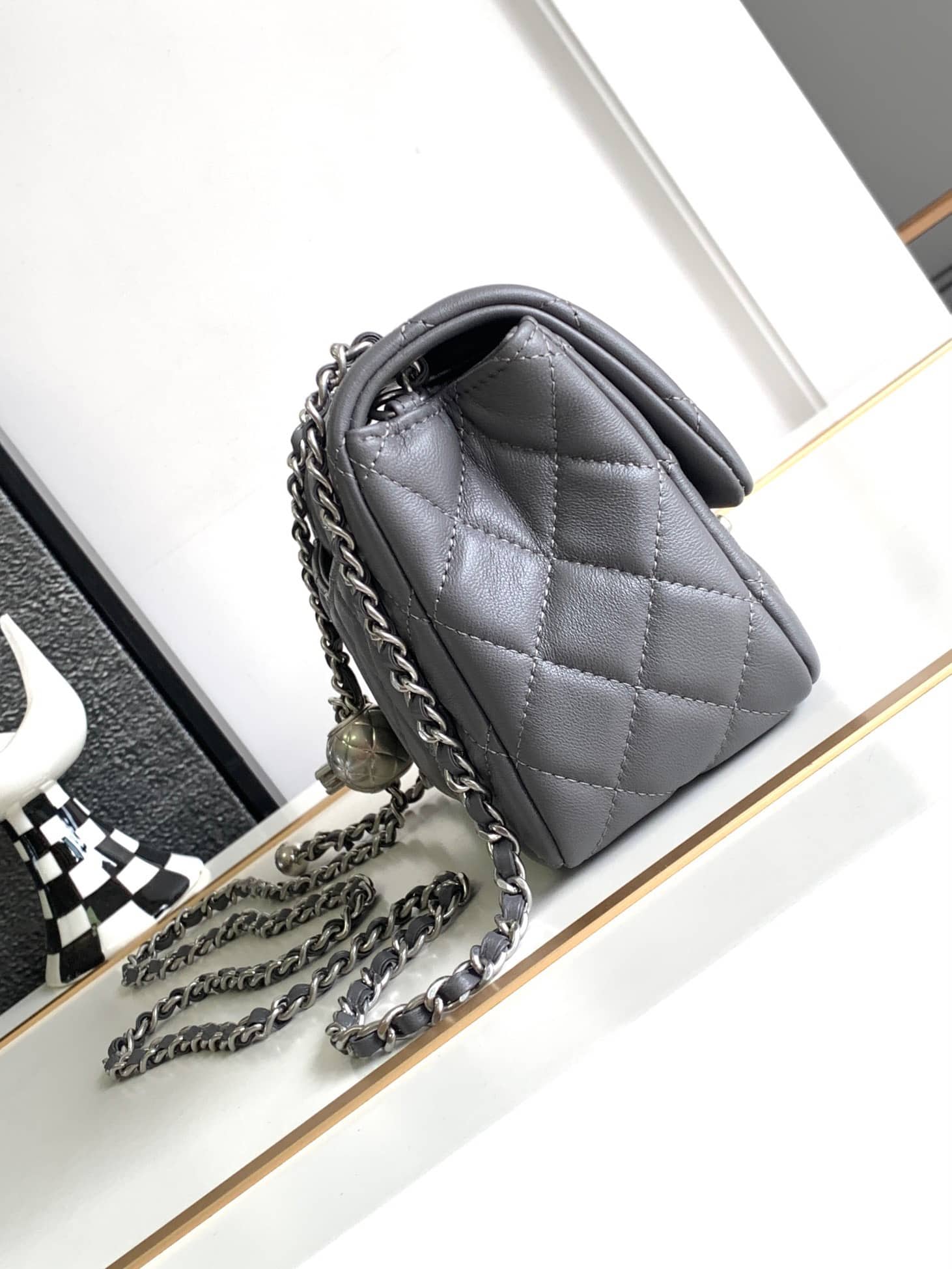 z5072593019104_ab1edc14c2de0a5e0edcb2cc8dd2cfaa Túi Chanel Classic Mini Da Lambskin hàng hiệu