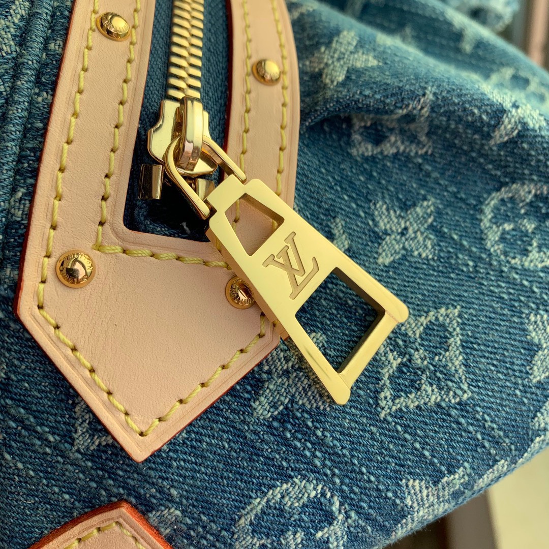 z5196925952936_85cef5f77bfebeac2355fbfa10b27731 Túi Xách LV Bumbag da Monogram Màu Xanh hàng hiệu