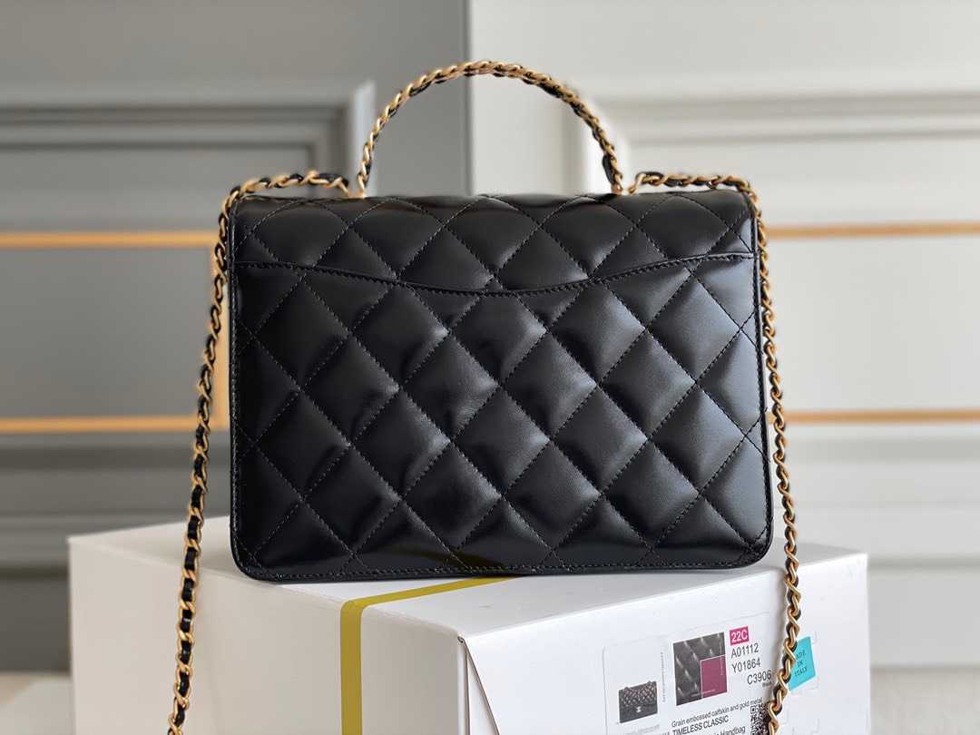 Ứng dụng Chanel có nắp gập mini có quai xách màu đen