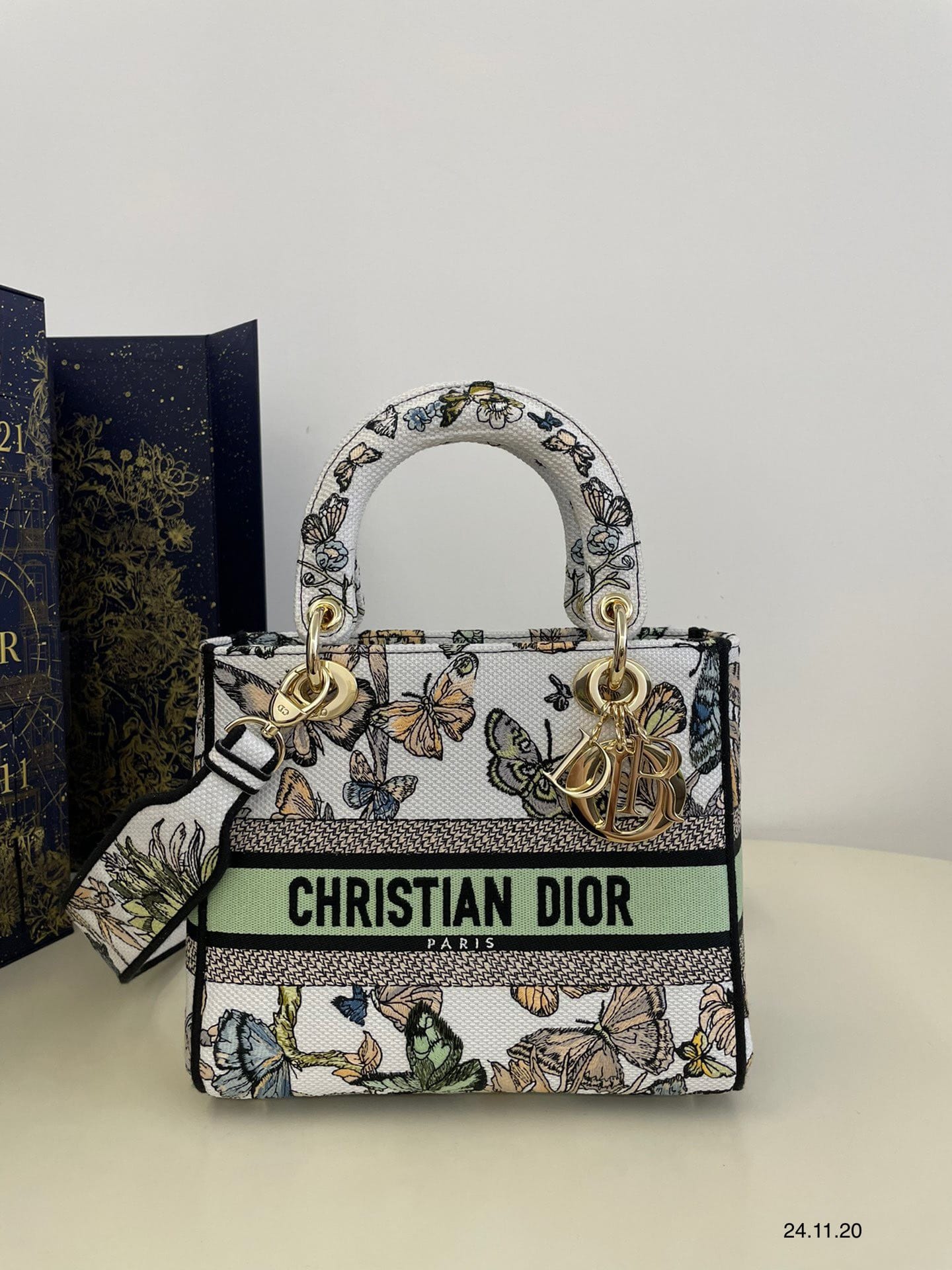 Túi xách Dior Lady D-lite Màu Trắng Siêu Cấp Túi xách Dior Lady D-lite Màu Trắng Siêu Cấp