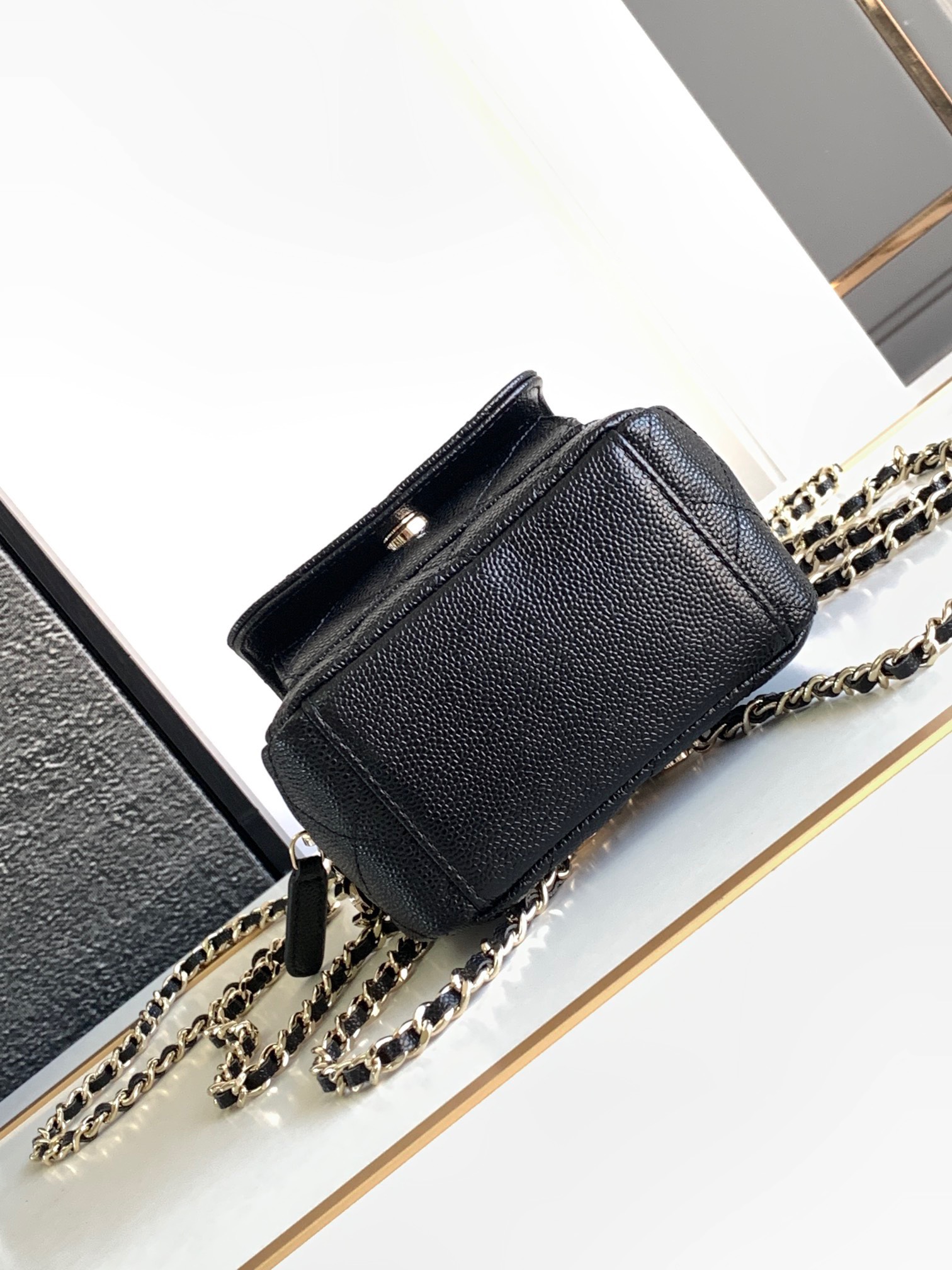 Cách bảo quản túi Chanel 24C Mini Backpack màu đen