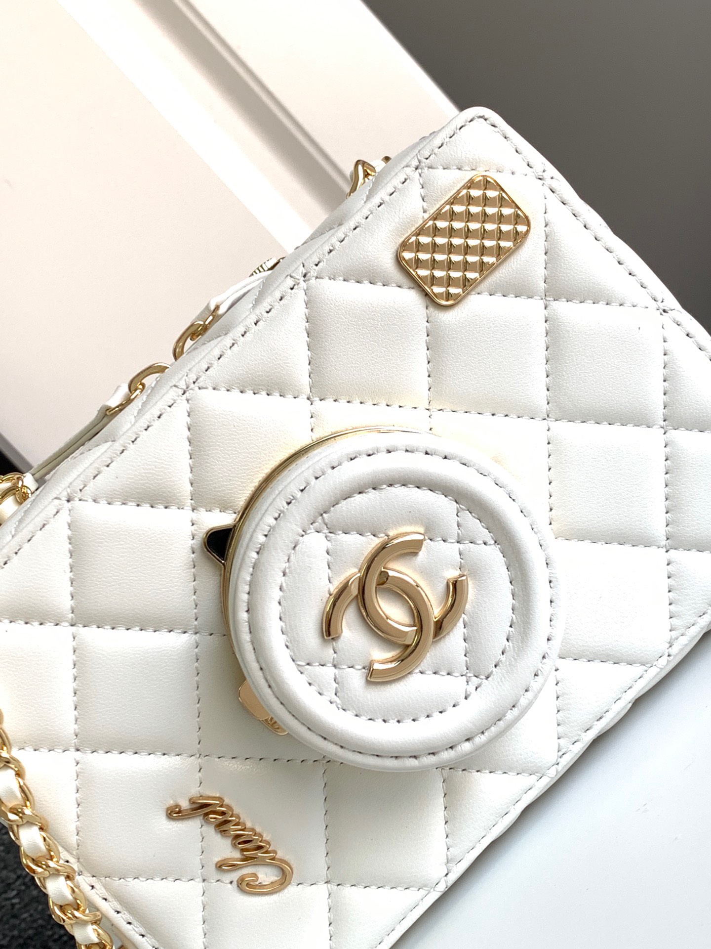 z5251252432024_5d839d2f9cc71d5e1d30202a6e87ff35 Túi Xách Chanel 24 Camera da Lambskin Màu Trắng hàng hiệu
