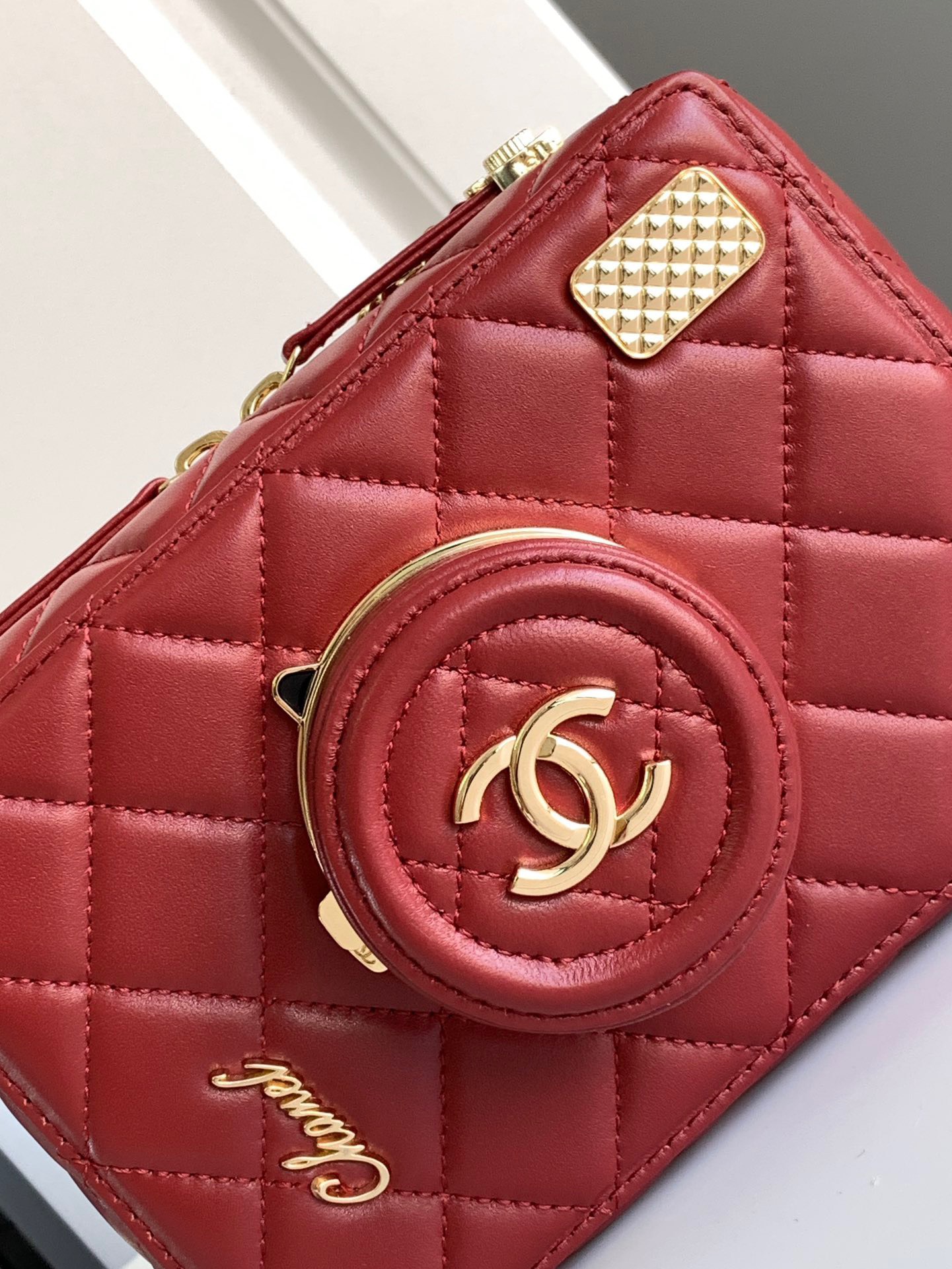 z5251252978732_ecdd11867a1f0fff07a4cd7e82f54261 Túi Xách Chanel 24 Camera da Lambskin Màu Đỏ hàng hiệu