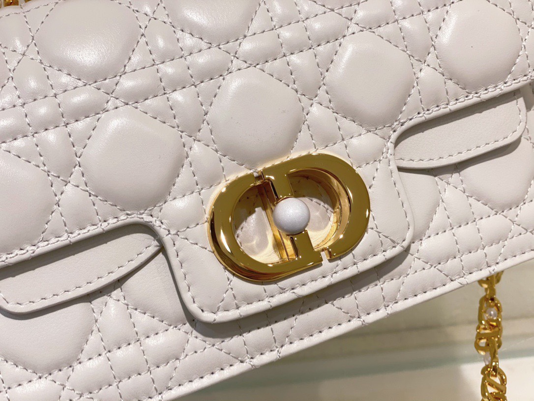 Kinh nghiệm sử dụng Dior Jolie Top Handle Màu Kem siêu cấp